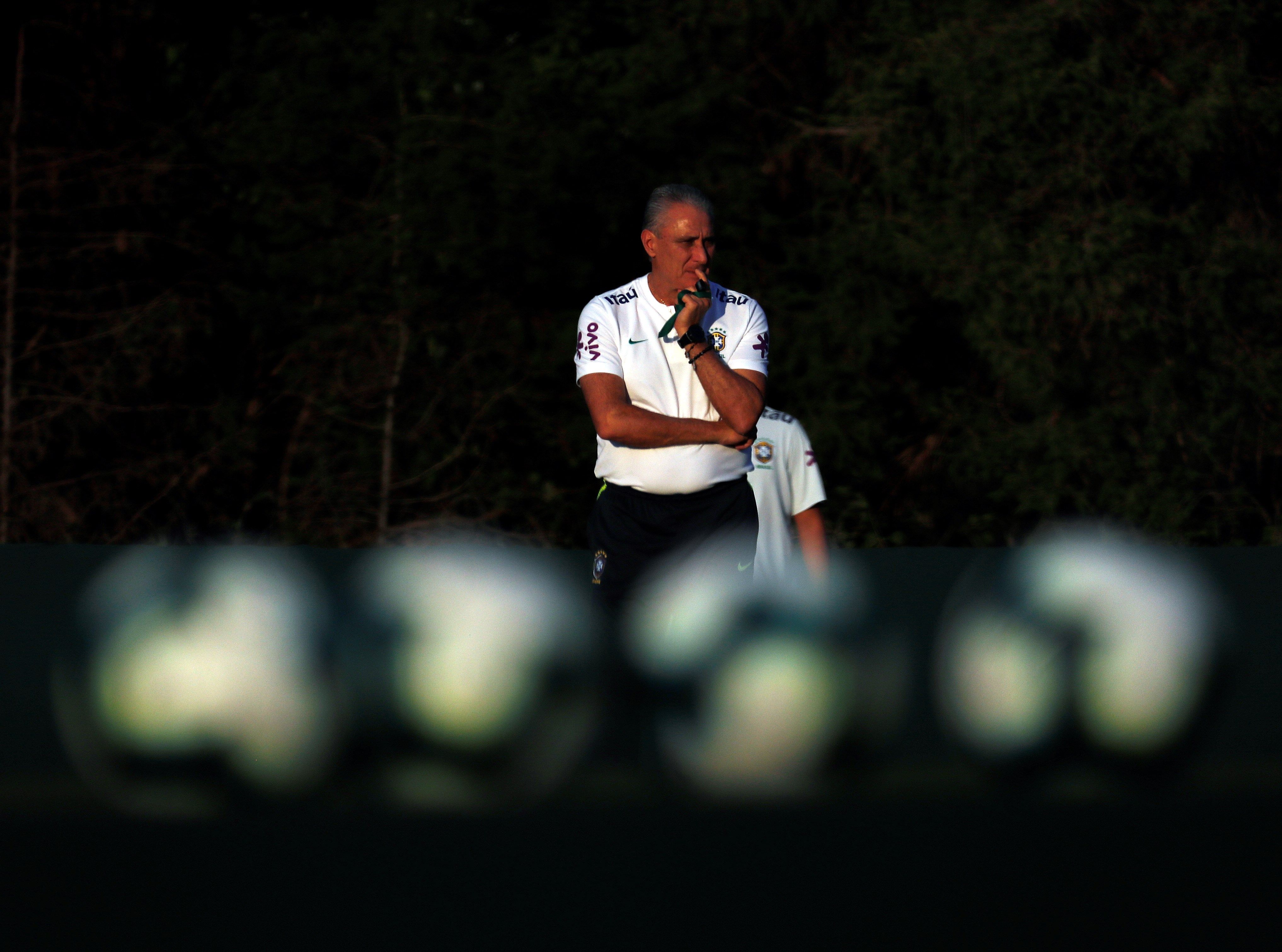 El entrenador de la selección brasileña Tite dirige un entrenamiento, en el Centro de Entrenamiento del Palmeiras, en Sao Paulo.  (Foto Prensa Libre: EFE)