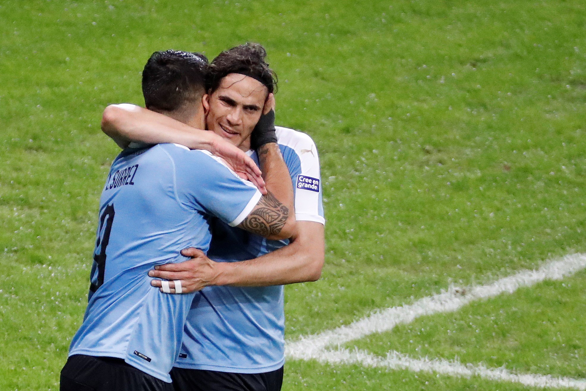 Luis Suárez y Edinson Cavani de Uruguay celebran el primer triunfo de Uruguay en la Copa América. (Foto Prensa Libre: EFE)