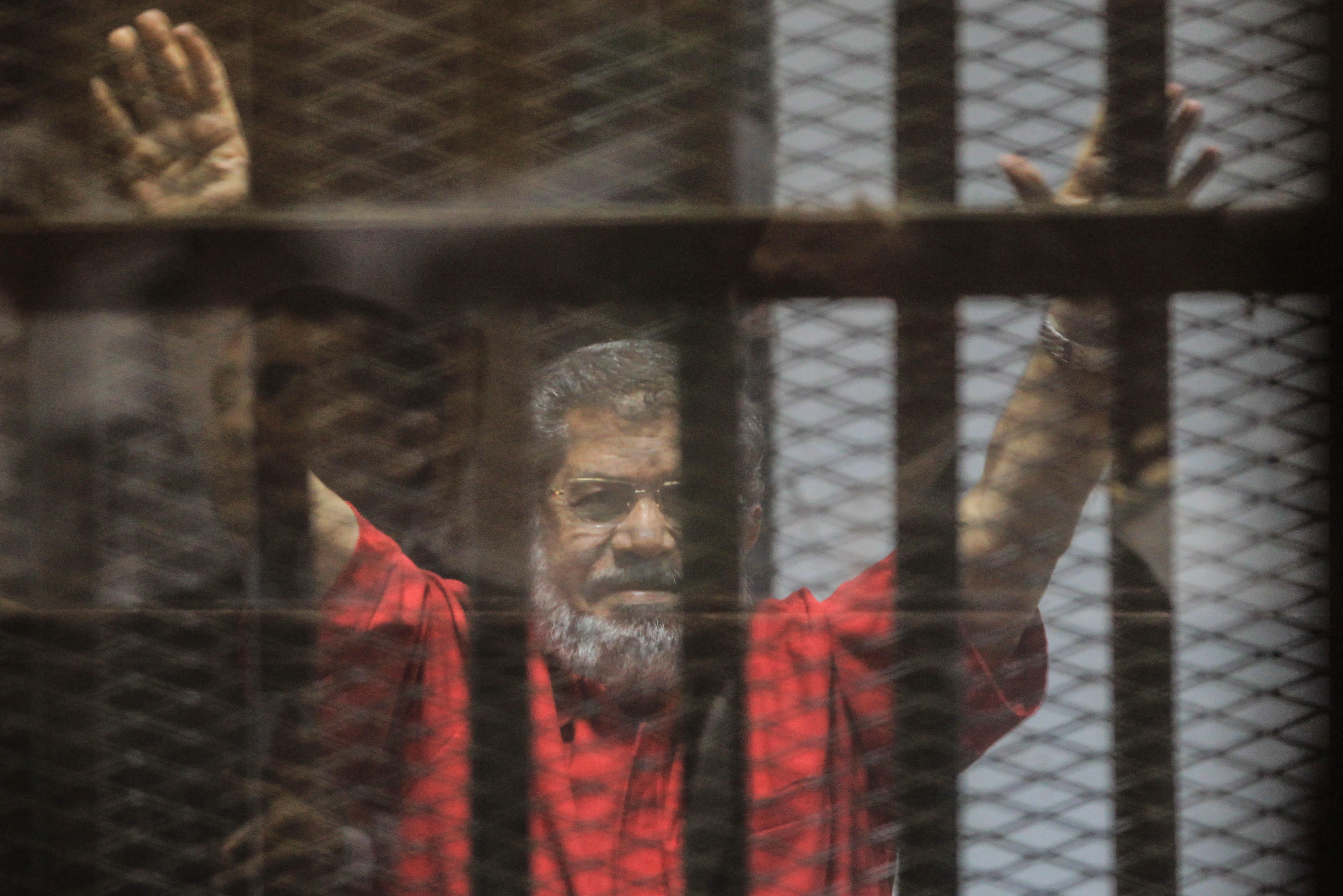 Imagen tomada el 16 de diciembre de 2015 que muestra al expresidente egipcio, Mohamed Morsi, derrocado por el Ejército en un golpe de Estado no sangriento en 2013, y prisionero desde entonces por cargos de espionaje en El Cairo, Egipto. (Foto Prensa Libre: EFE)