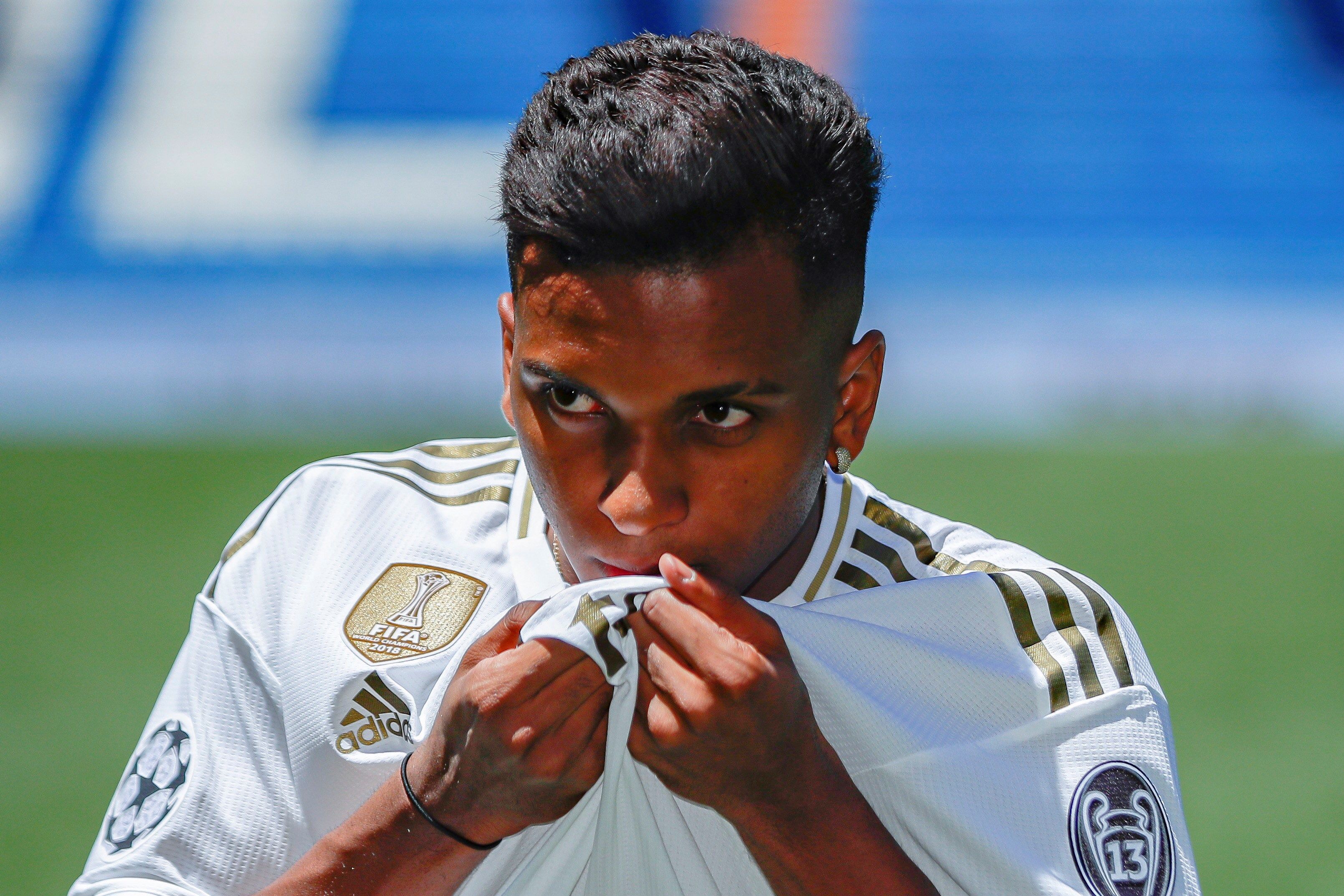 El delantero brasileño Rodrygo Goes, durante su presentación como nuevo jugador del Real Madrid en el estadio Santiago Bernabéu (Foto Prensa Libre: EFE)