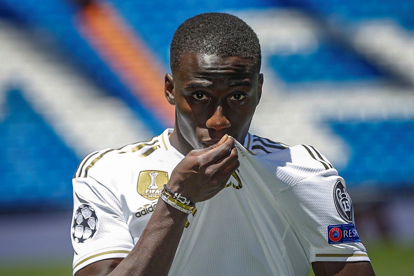 El francés Ferland Mendy, en el césped del estadio Santiago Bernabeu tras haber sido presentado como nuevo jugador del Real Madrid. (Foto Prensa Libre: EFE)