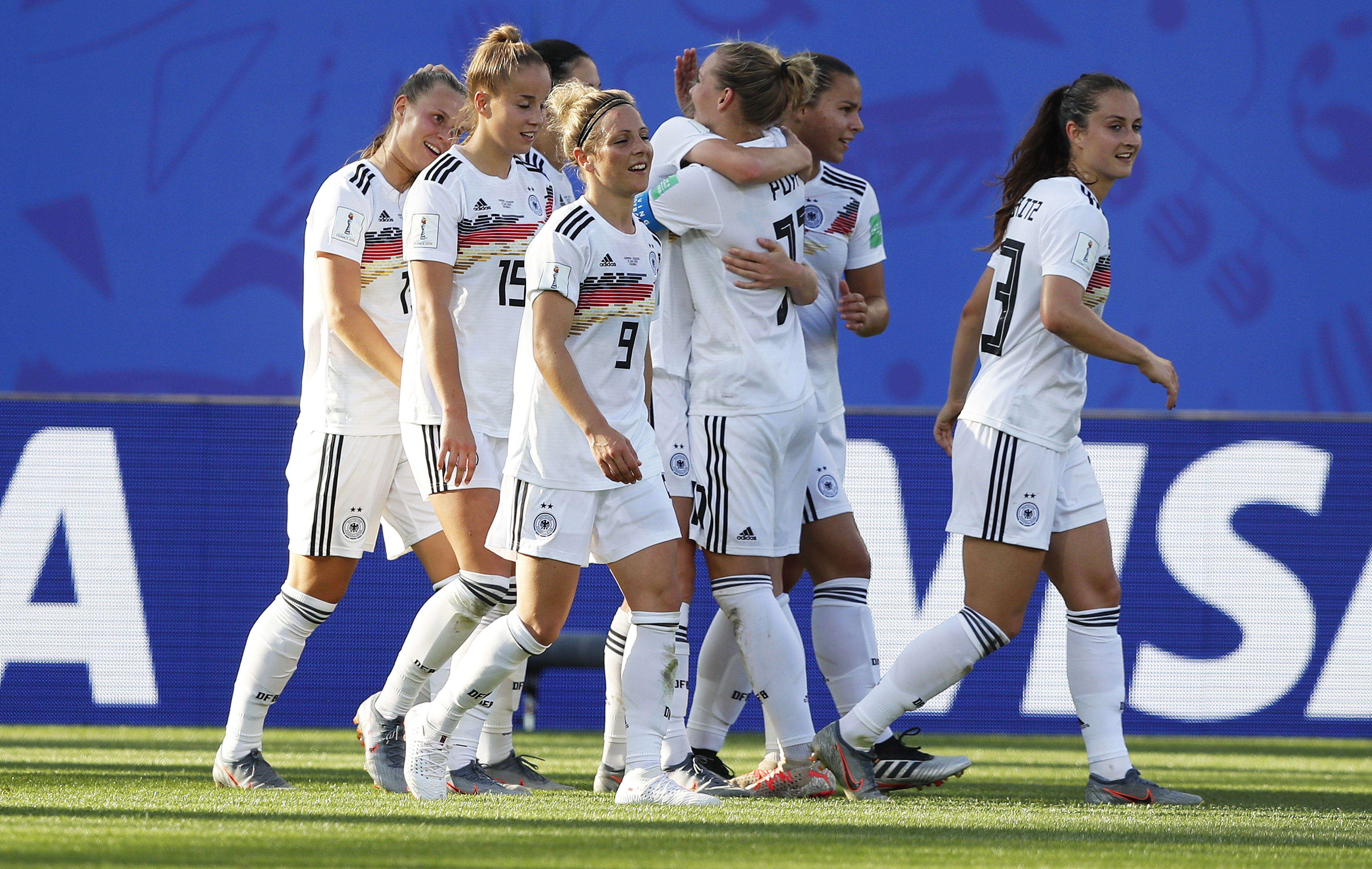 Las jugadoras de Alemania celebraron frente a Nigeria. (Foto Prensa Libre: EFE)