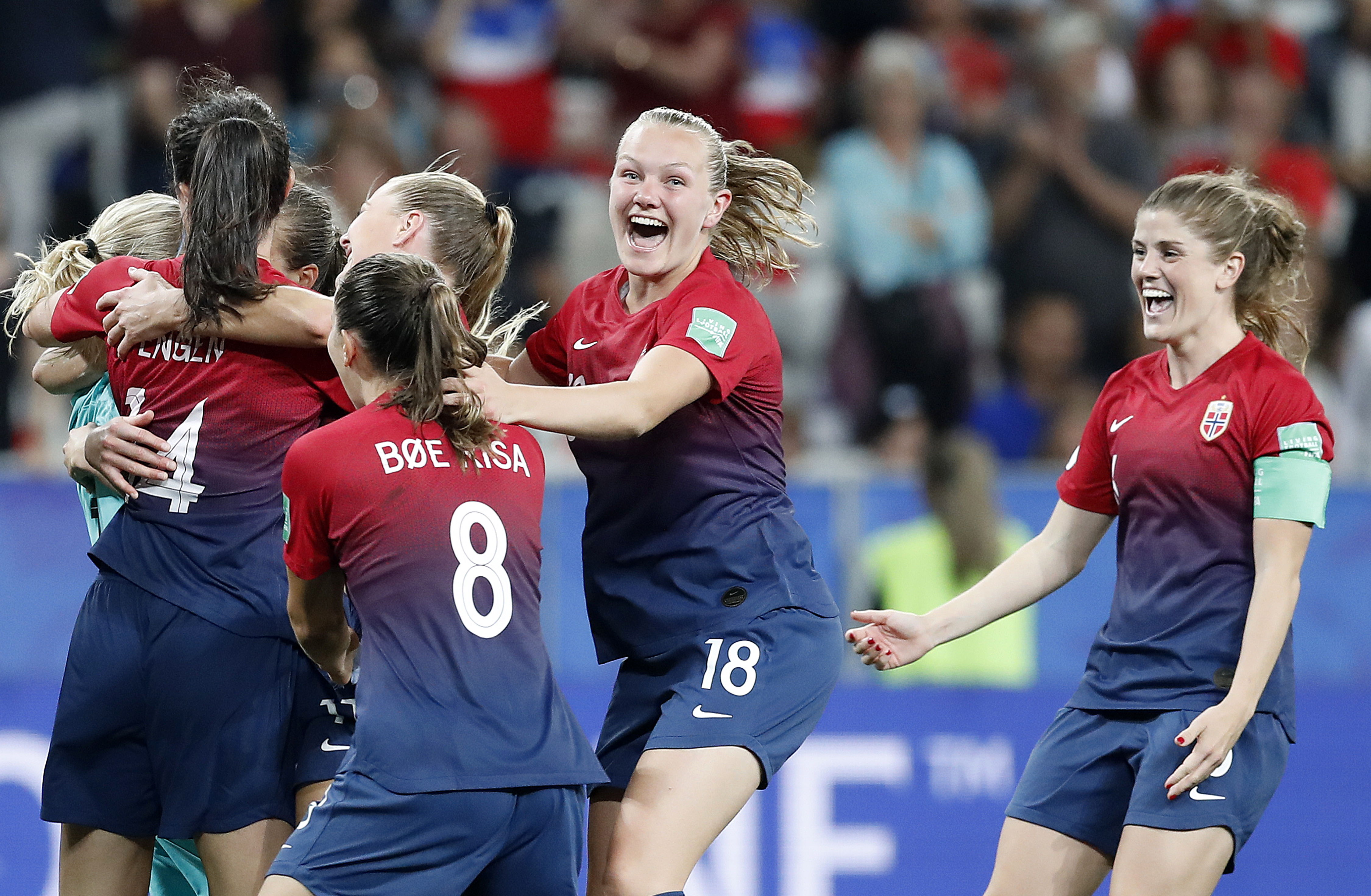 Así festejaron las jugadoras de Noruega el pase a los cuartos de final. (Foto Prensa Libre: EFE)