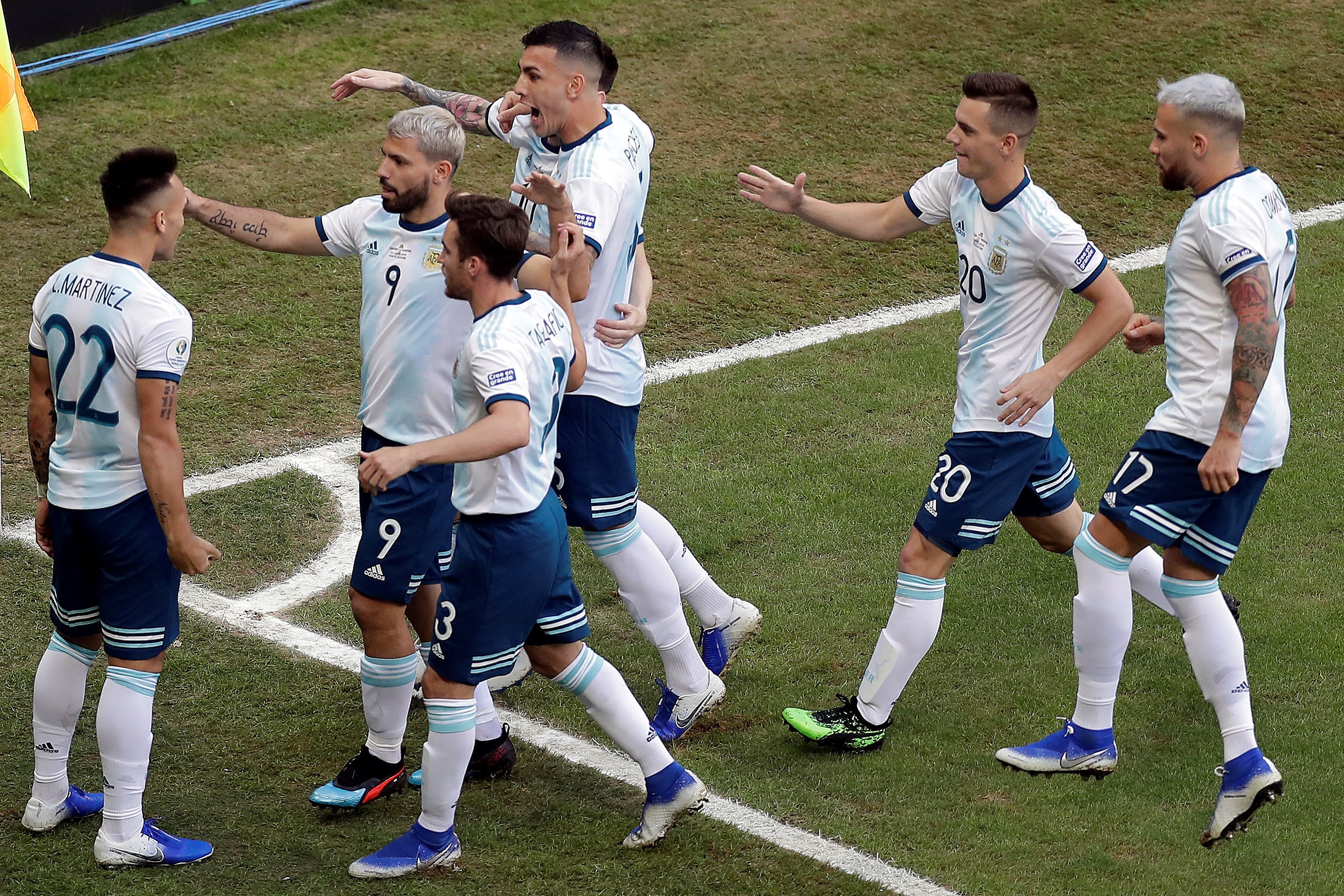 Lautaro Martínez (i) de Argentina celebra un gol ante Qatar con sus compañeros. (Foto Prensa Libre: EFE)