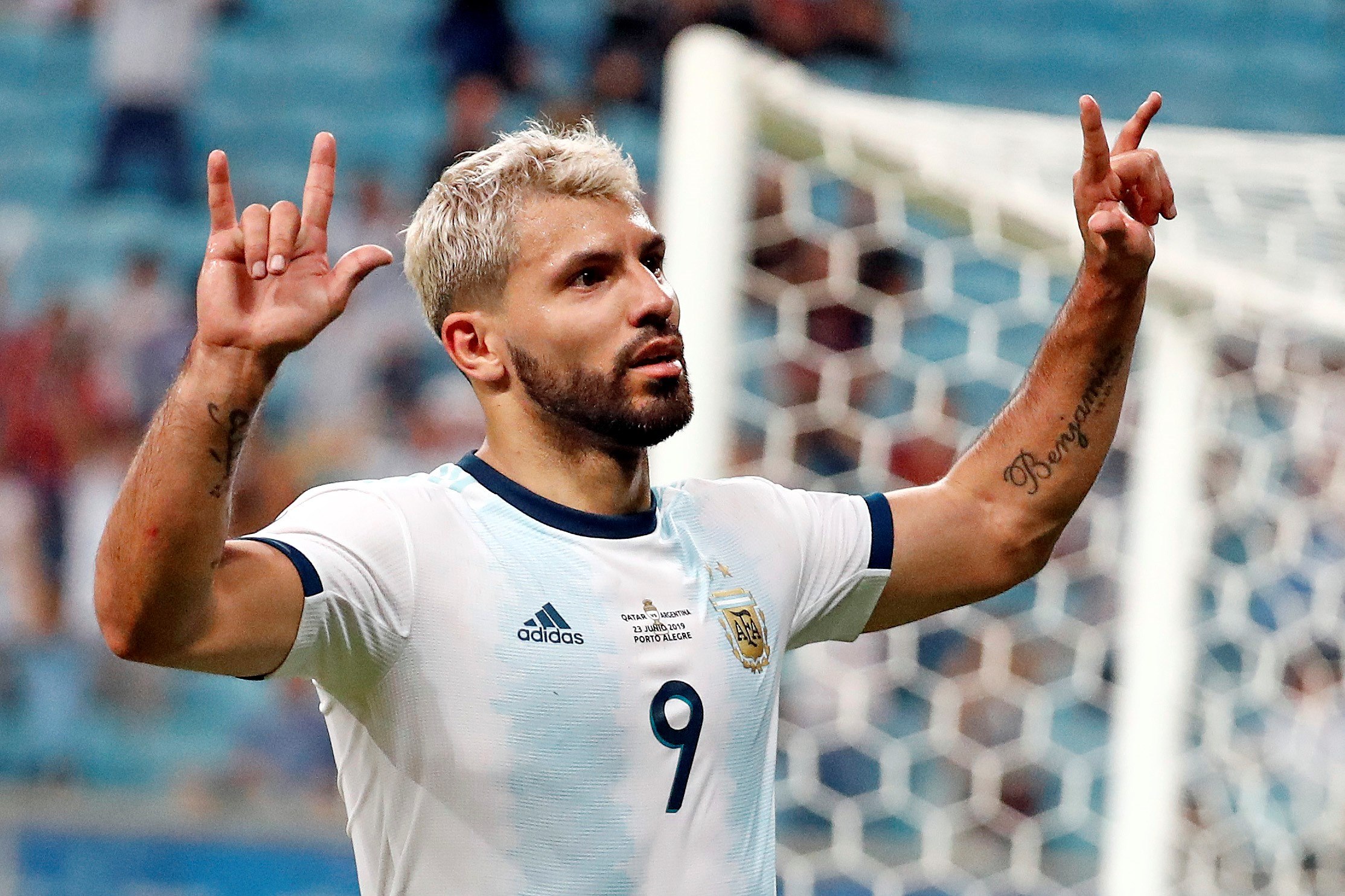 Sergio 'el Kun' Agüero celebra el segundo gol para Argentina sobre Qatar. (Foto Prensa Libre: EFE) 