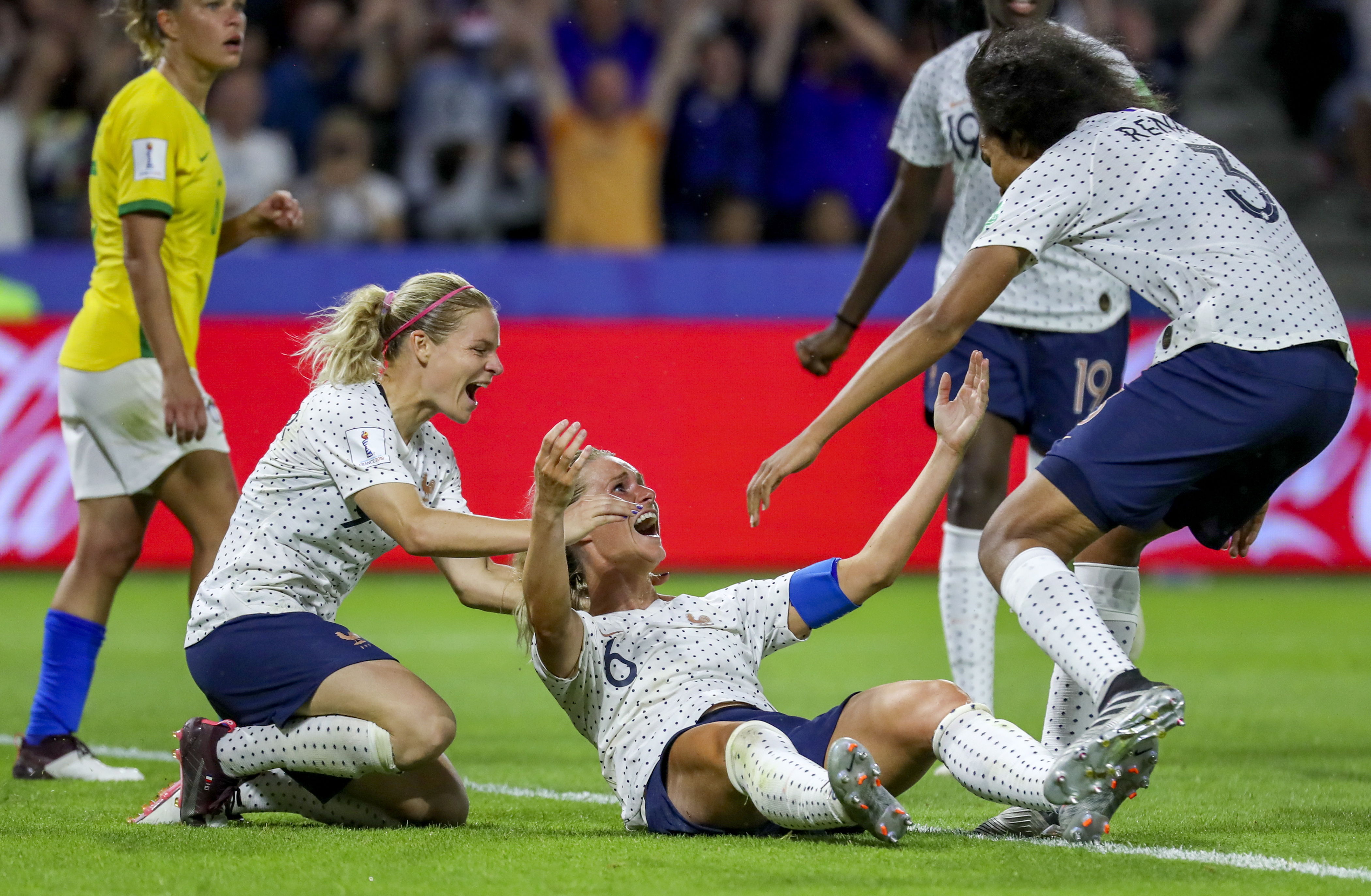 Amandine Henry (C) celebra con sus compañeras el gol del triunfo. (Foto Prensa Libre: EFE)