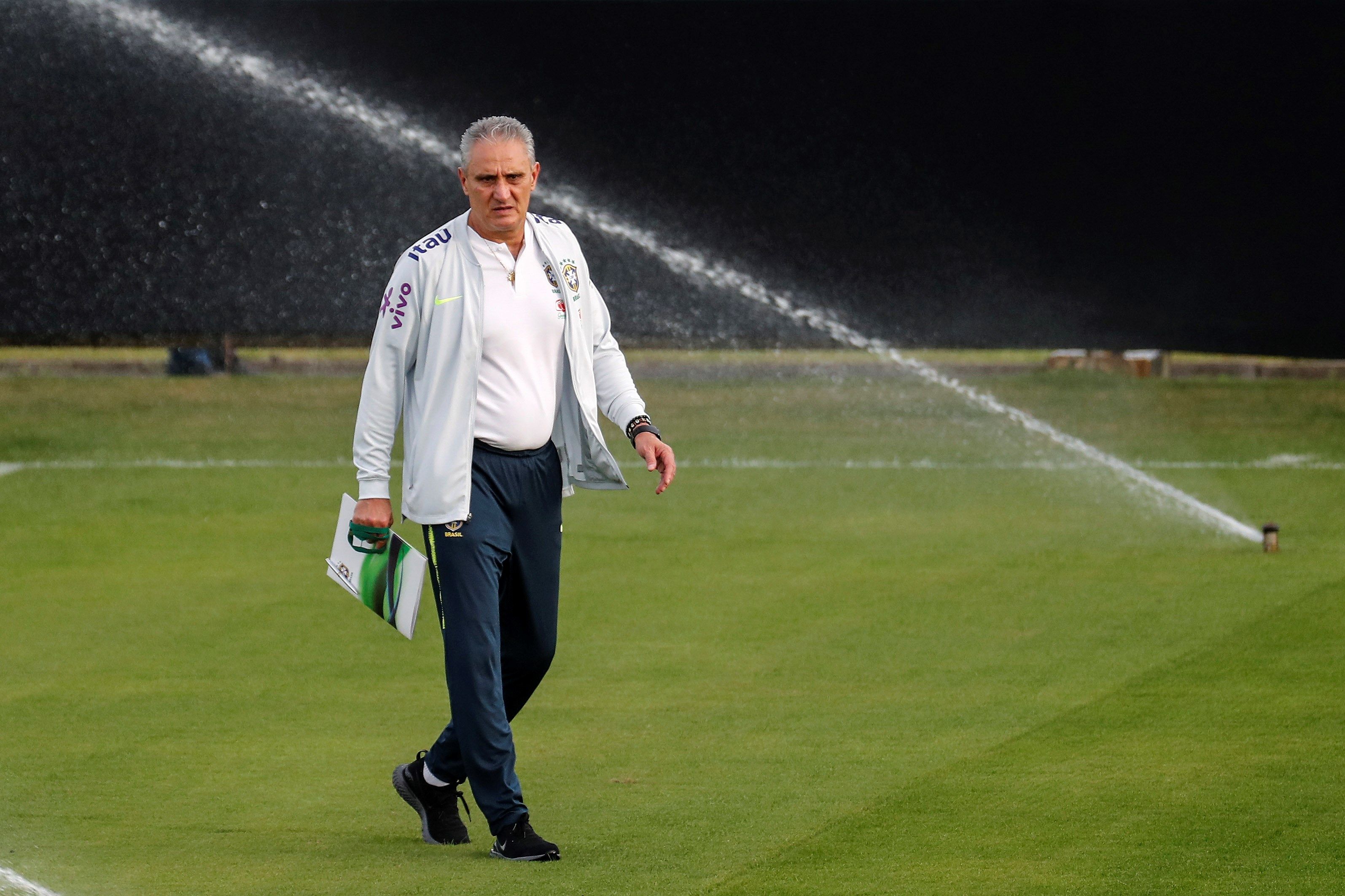 El entrenador de la selección de Brasil, Tite, participa en un entrenamiento este lunes, en el centro de entrenamientos del club Gremio, en Porto Alegre. El técnico se ha quejado del mal estado de las gramillas de los estadios. (Foto Prensa Libre: EFE)