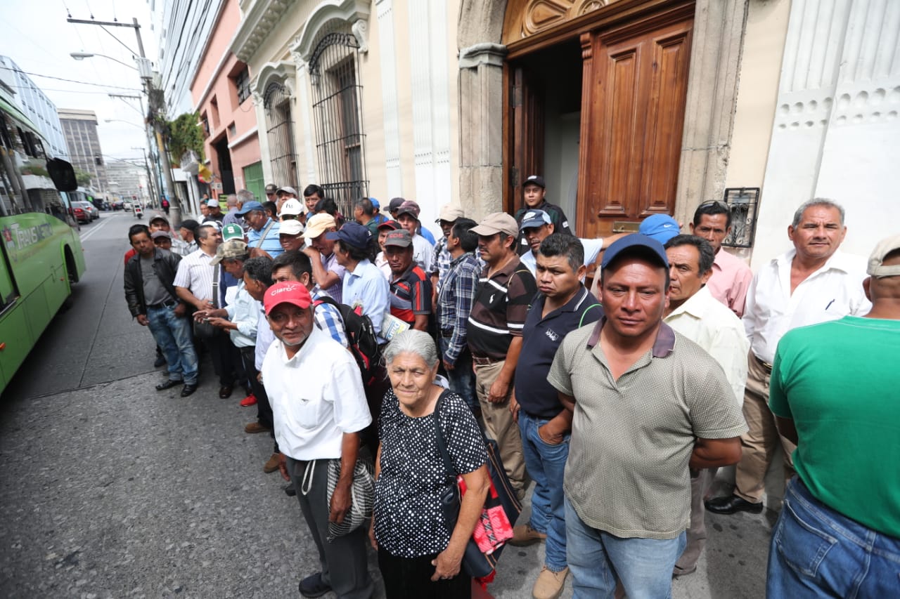 Un grupo de supuestos veteranos militares llegó a la sede de la Comisión Presidencial del Diálogo donde se les informó que la reunión fue suspendida y aún no hay un fecha precisa de reprogramación. (Foto Prensa Libre: Erick Ávila)