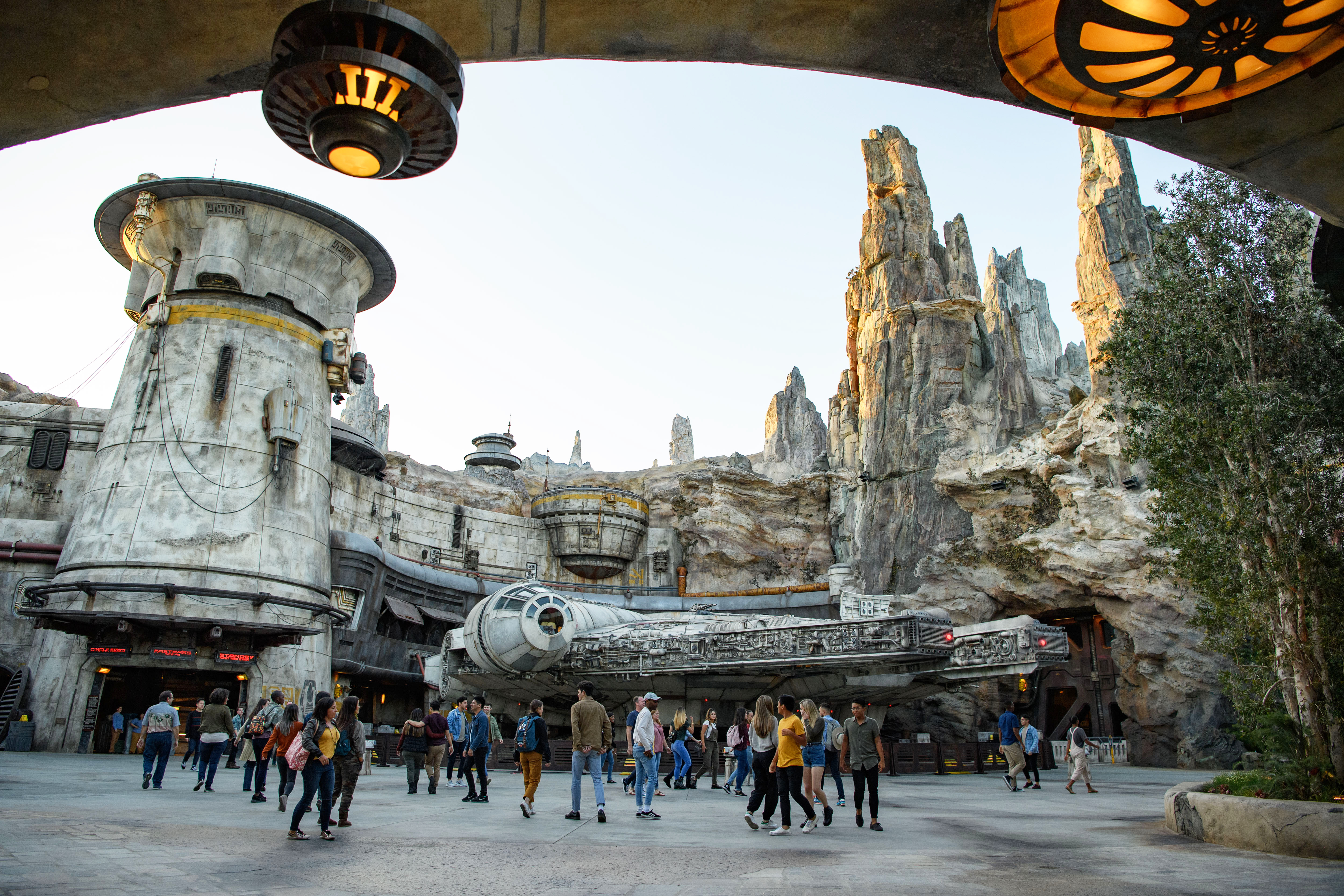 Varios visitantes en la zona donde está instalado el Halcón Milenario de “Star Wars” (Foto Prensa Libre: EFE)