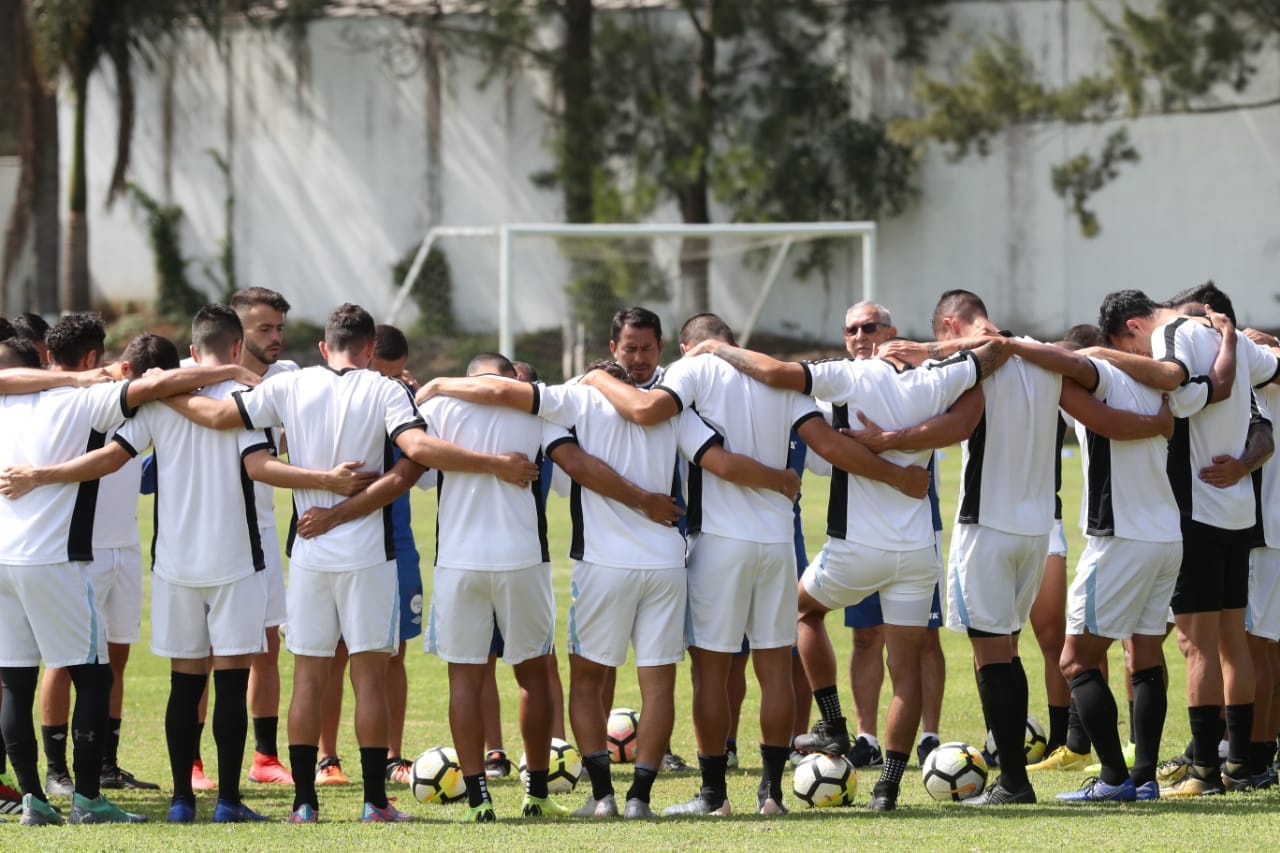 Los seleccionados guatemaltecos trabajan para el partido frente a Paraguay. (Foto Prensa Libre: Francisco Sánchez)