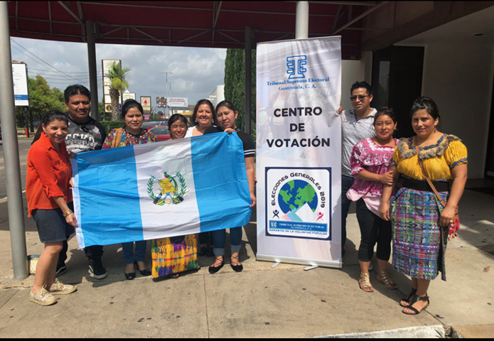 Guatemaltecos llegaron al centro de votación en Houston, Texas. (Foto Prensa Libre: Cortesía)