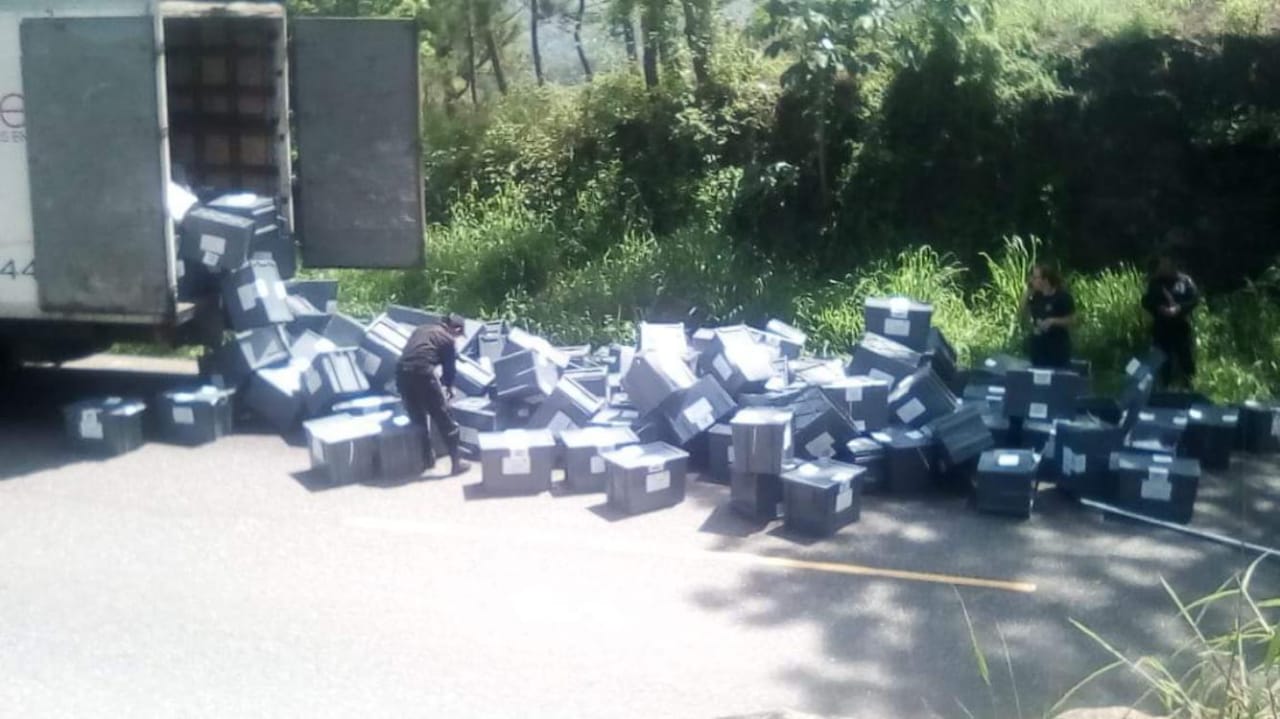 Varias cajas electorales cayeron del camión donde eran transportadas hacia Baja Verapaz. (Foto Prensa Libre: Cortesía Tobinson Monroy Hernández) 