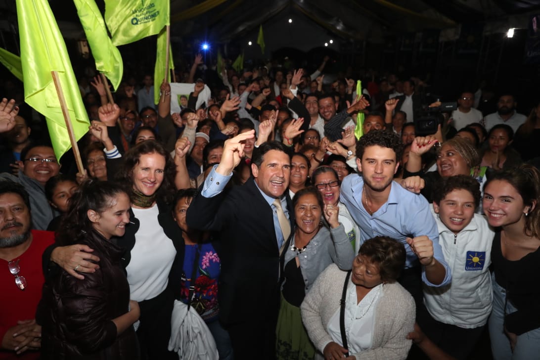 Ricardo Quiñónez saluda a simpatizantes en la sede del Partido Unionista. (Foto Prensa Libre: Raúl Juárez)