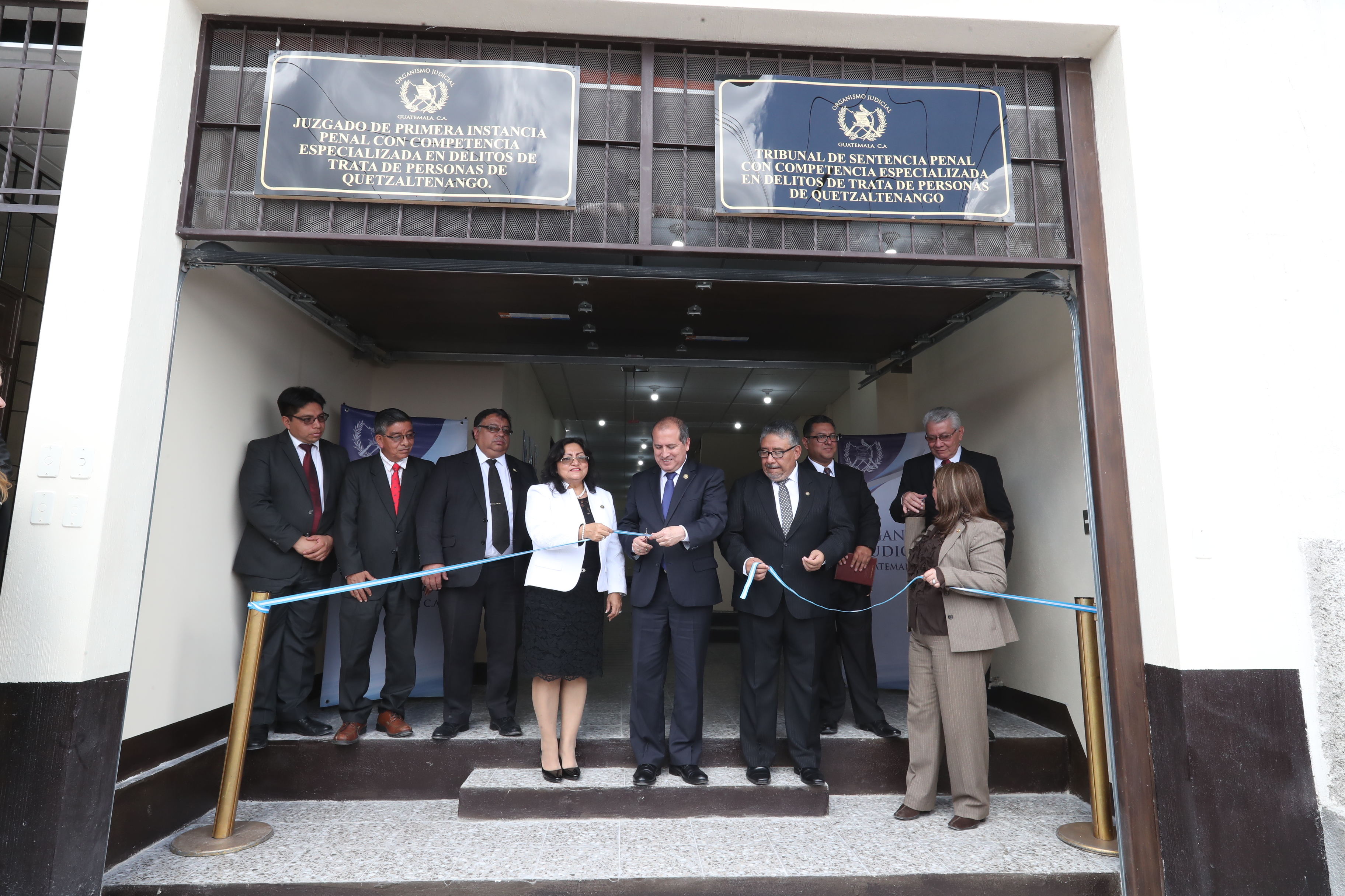 Los magistrados de la Organismo Judicial, Delia Dávila, Nester Vásquez y José Pineda–al centro– durante la inauguración de los órganos jurisdiccionales. (Foto Prensa Libre: Mynor Toc)