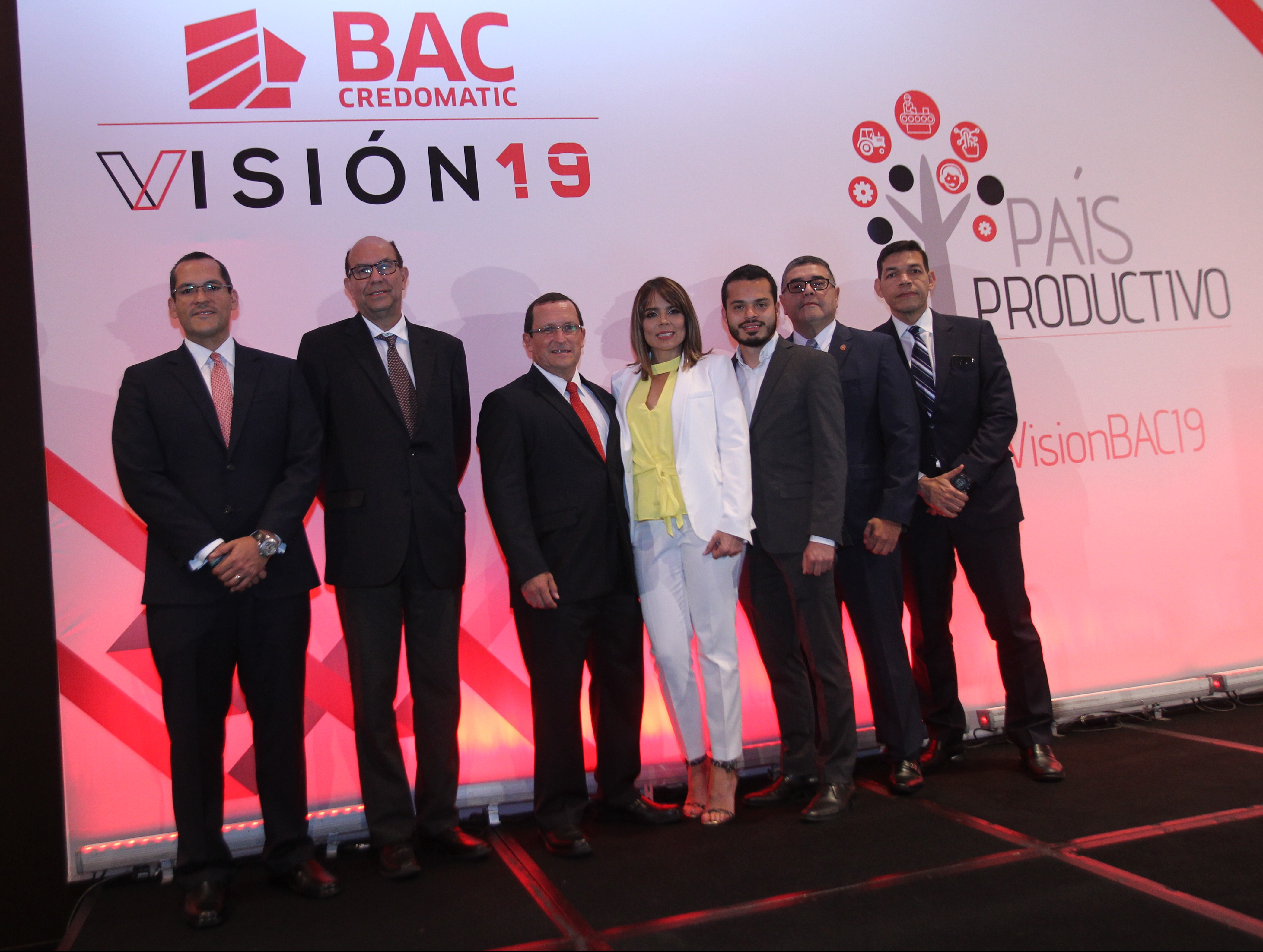 Directivos de BAC Credomatic y profesionales que expusieron en el foro Visión19. (Foto Prensa Libre: Norvin Mendoza)