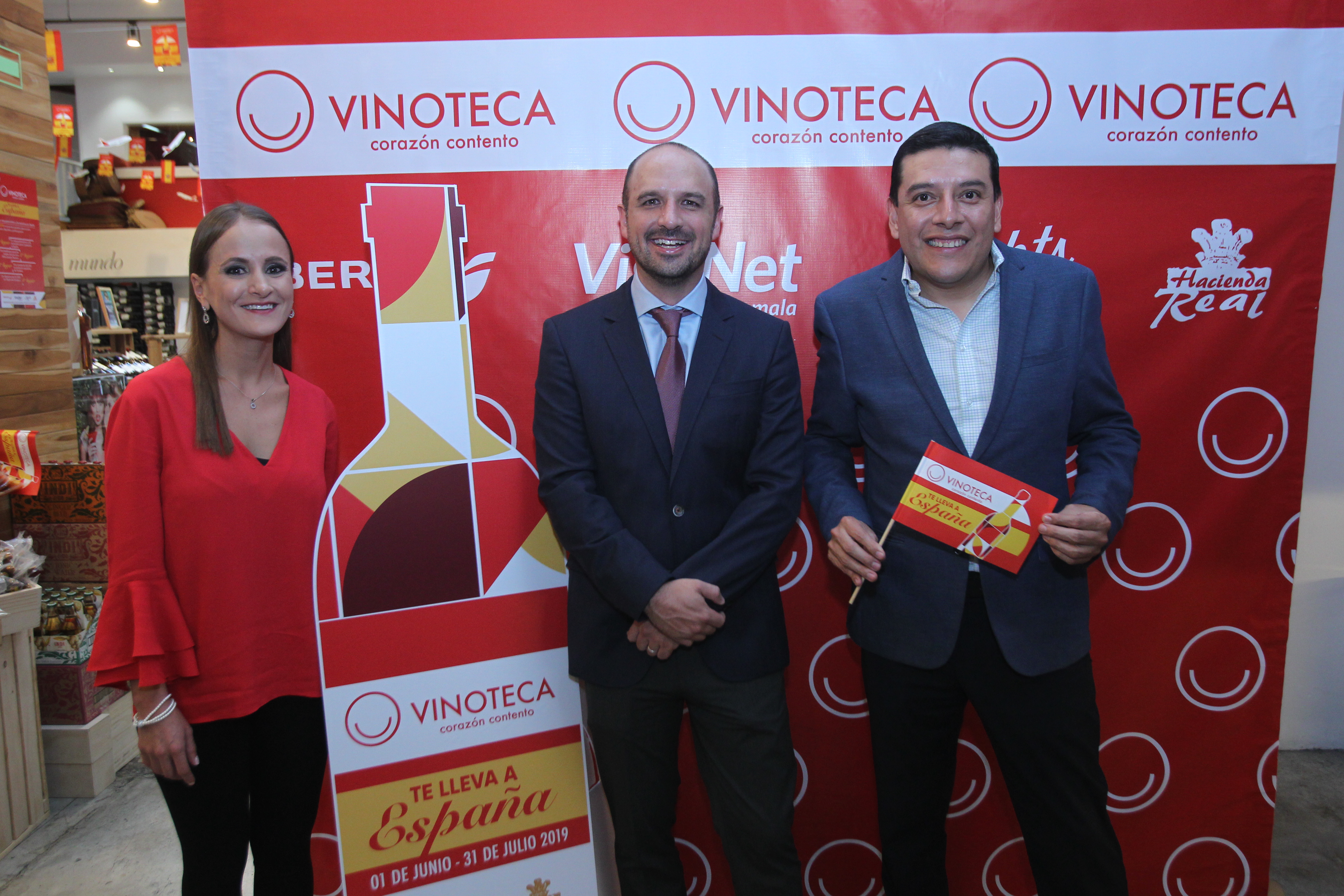 María Ines Canale, gerente de mercadeo; Phillip Lamport, gerente general, y Vinicio Bejarano, gerente de alimentos y bebidas de la Vinoteca, presentaron la promoción. Foto Norvin Mendoza