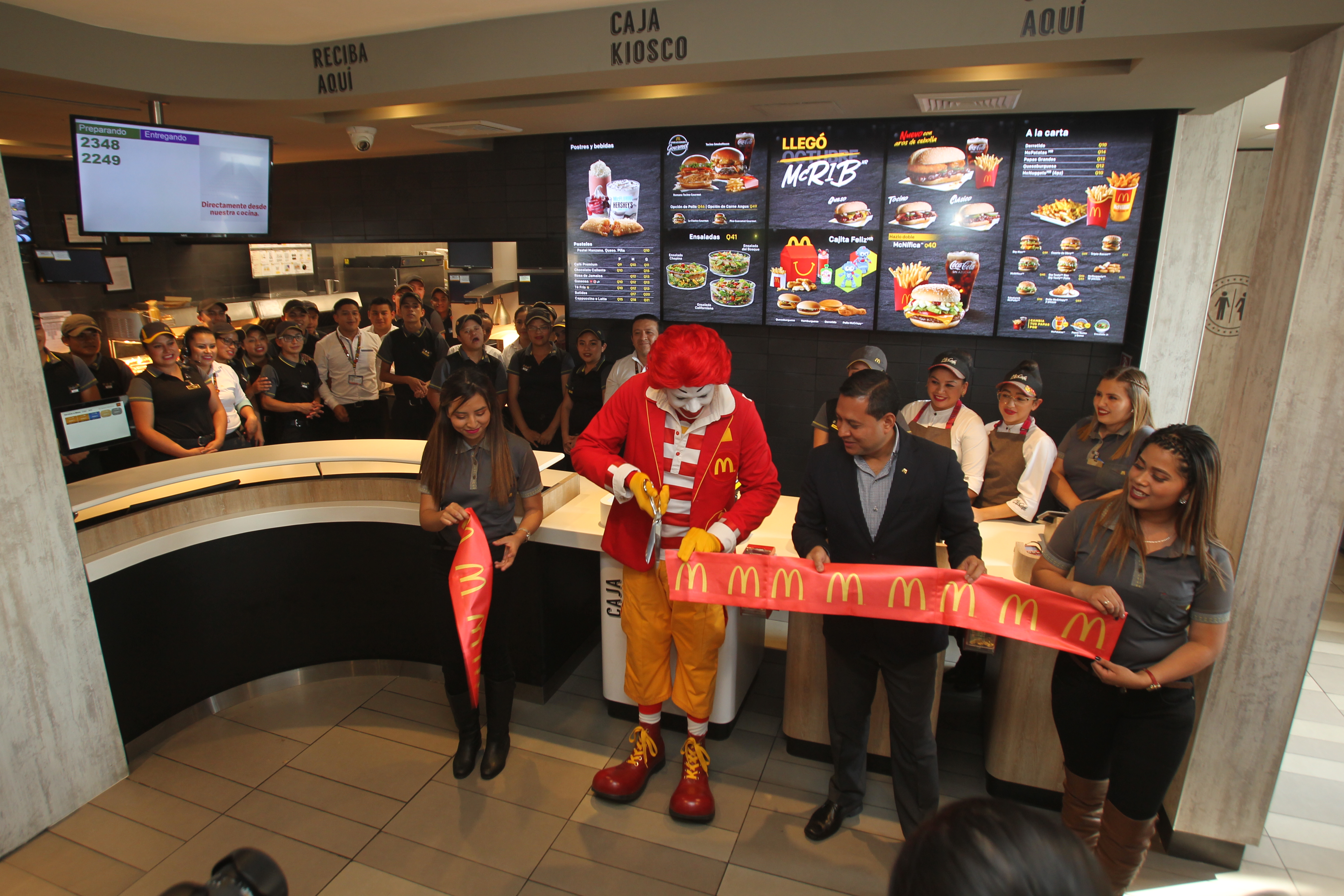 Personal de McDonald´s corta la cinta del renovado restaurante de Pradera. (Foto Prensa Libre: Norvin Mendoza)