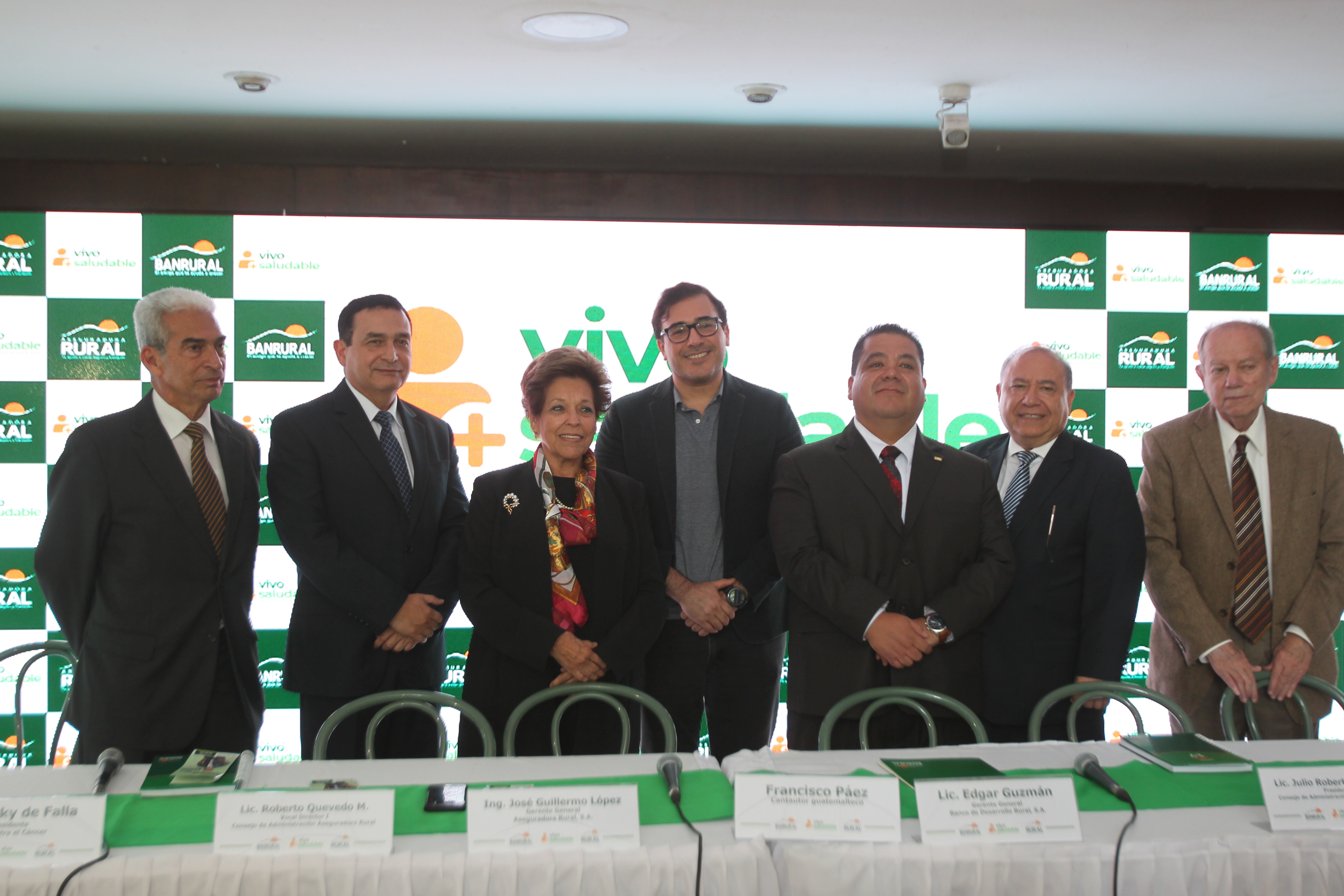 Personeros de Banrural, Aseguradora Rural, Francisco Páez y de la Liga contra el Cáncer presentaron el Seguro de Prevención de Cáncer. Foto Norvin Mendoza