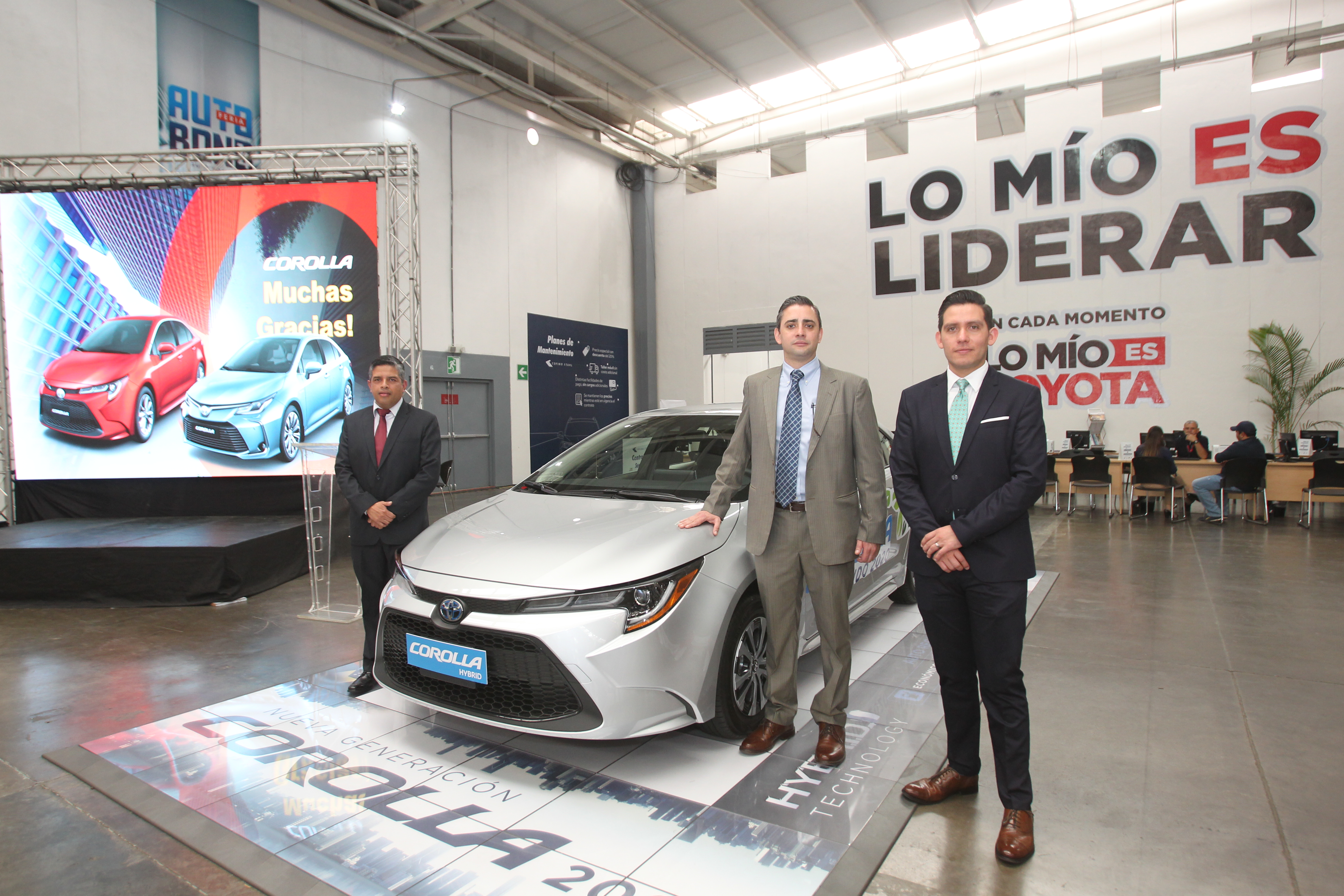 Personeros de Cofiño Stahl presentaron el nuevo Toyota Corolla. (Foto Prensa Libre: Norvin Mendoza)