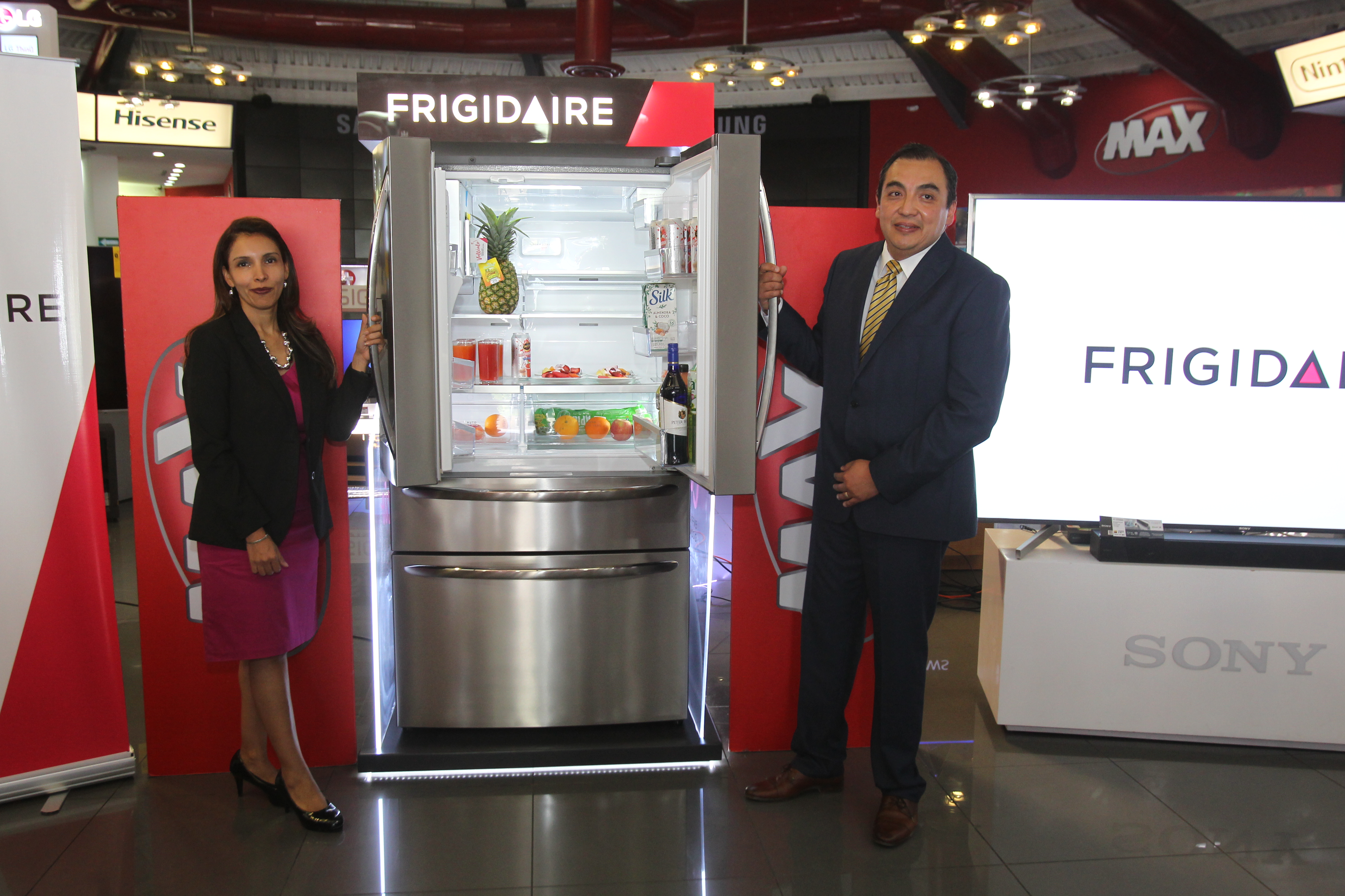 Patricia Gonzale de Grupo Distelsa y Eduardo Gómez de Grupo Electrolux presentaron la nueva refrigeradora Frigidaire. (Foto Prensa Libre: Norvin Mendoza)