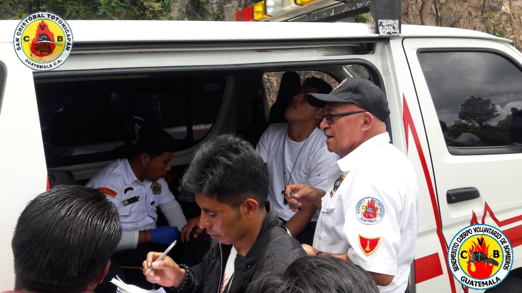 Bomberos atienden a los heridos en el accidente de tránsito en Sololá. (Foto Prensa Libre: @CVBxela).