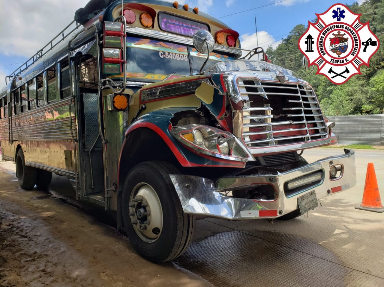 Bus extraurbano involucrado en accidente en el kilómetro 86 de la ruta Interamericana. (Foto Prensa Libre: Bomberos Municipales Departamentales).