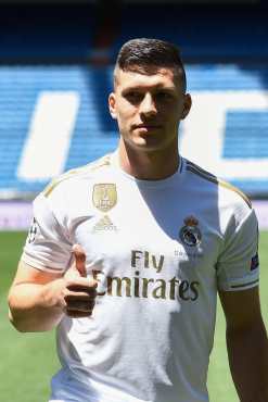 El delantero serbio Luka Jovic fue presentado sin dorsal y el jugador indicón que el número no juega al futbol y que no es importante. (Foto Prensa Libre: AFP)