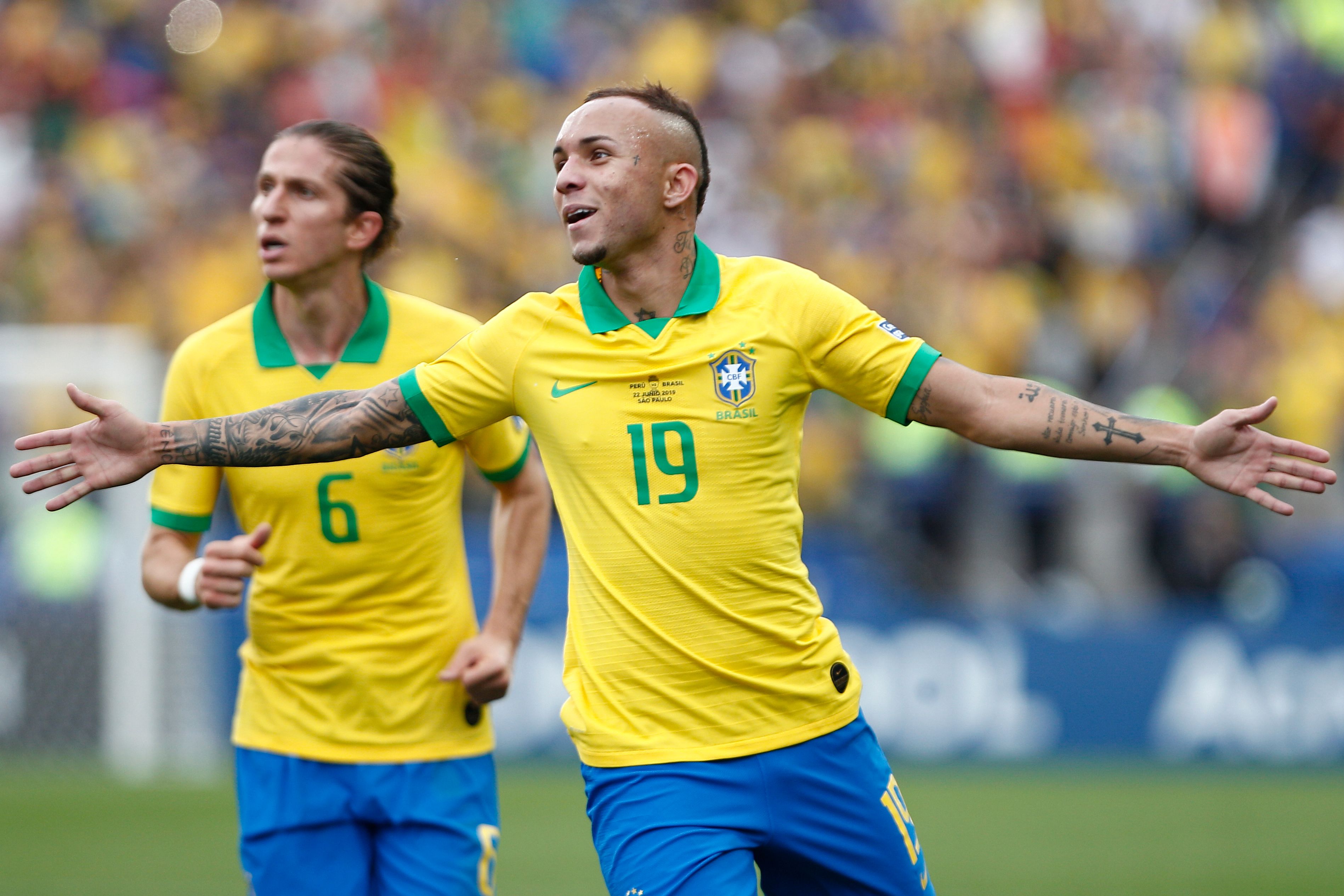 Así celebró Everton en el partido de Brasil contra Perú. (Foto Prensa Libre: AFP)