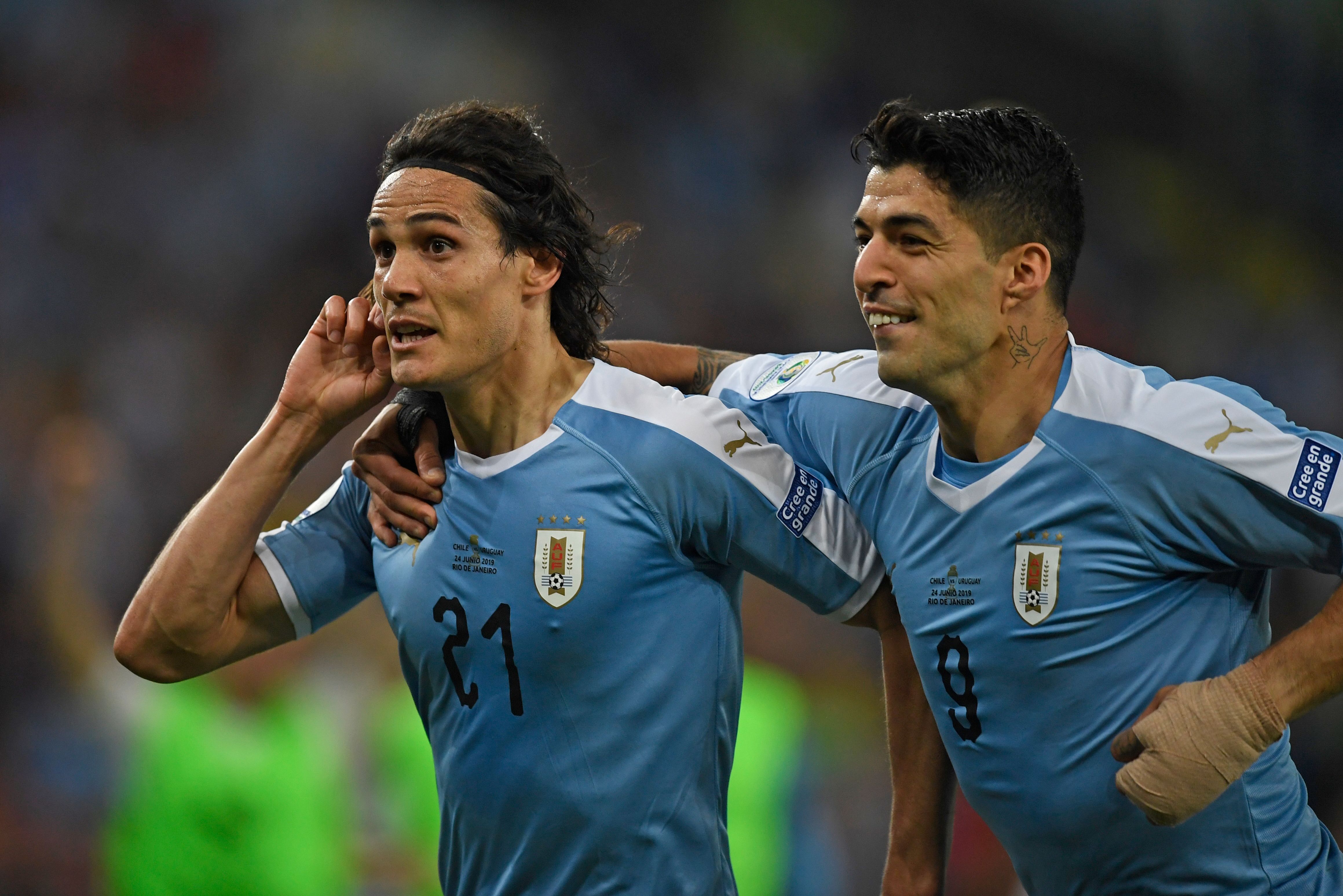 Cavani y Suárez festejan después de la anotación. (Foto Prensa Libre: AFP)