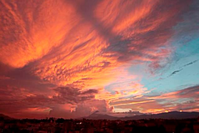 Atardecer en la capital guatemalteca este lunes por la tarde. (Foto Prensa Libre: Hemeroteca PL)