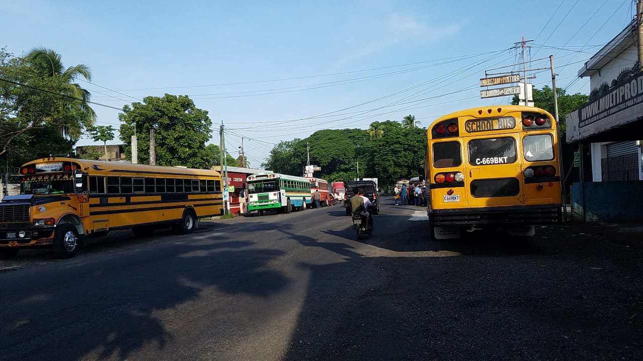 Pobladores de Escuintla retienen varios autobuses por señalamientos de acarreo de votantes. (Foto Prensa Libre: Carlos Paredes)