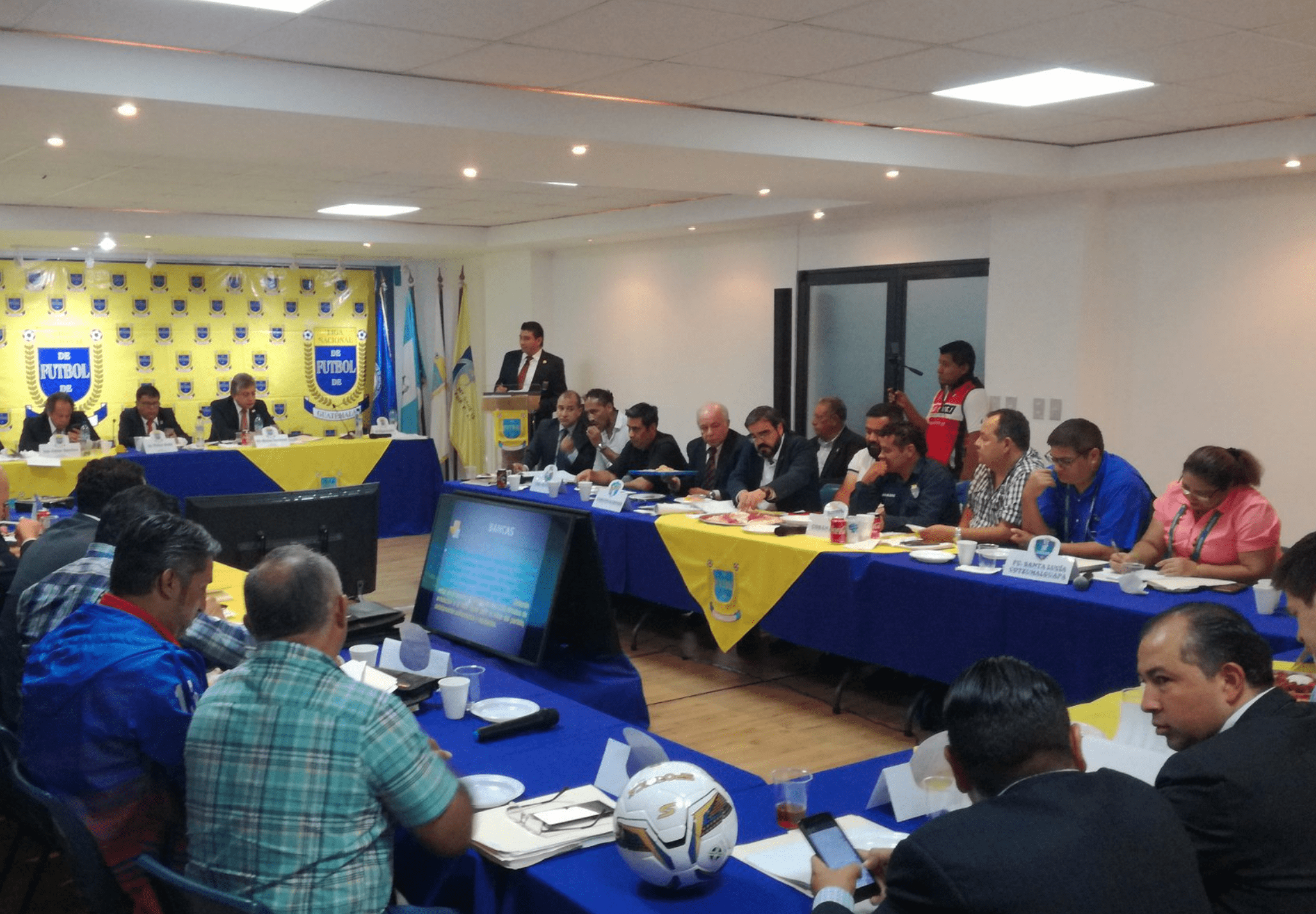 Los representantes de los clubes de la Liga Nacional durante la Asamblea que se llevó a cabo este miércoles 12 de junio. (Foto Prensa Libre: Luis López) 