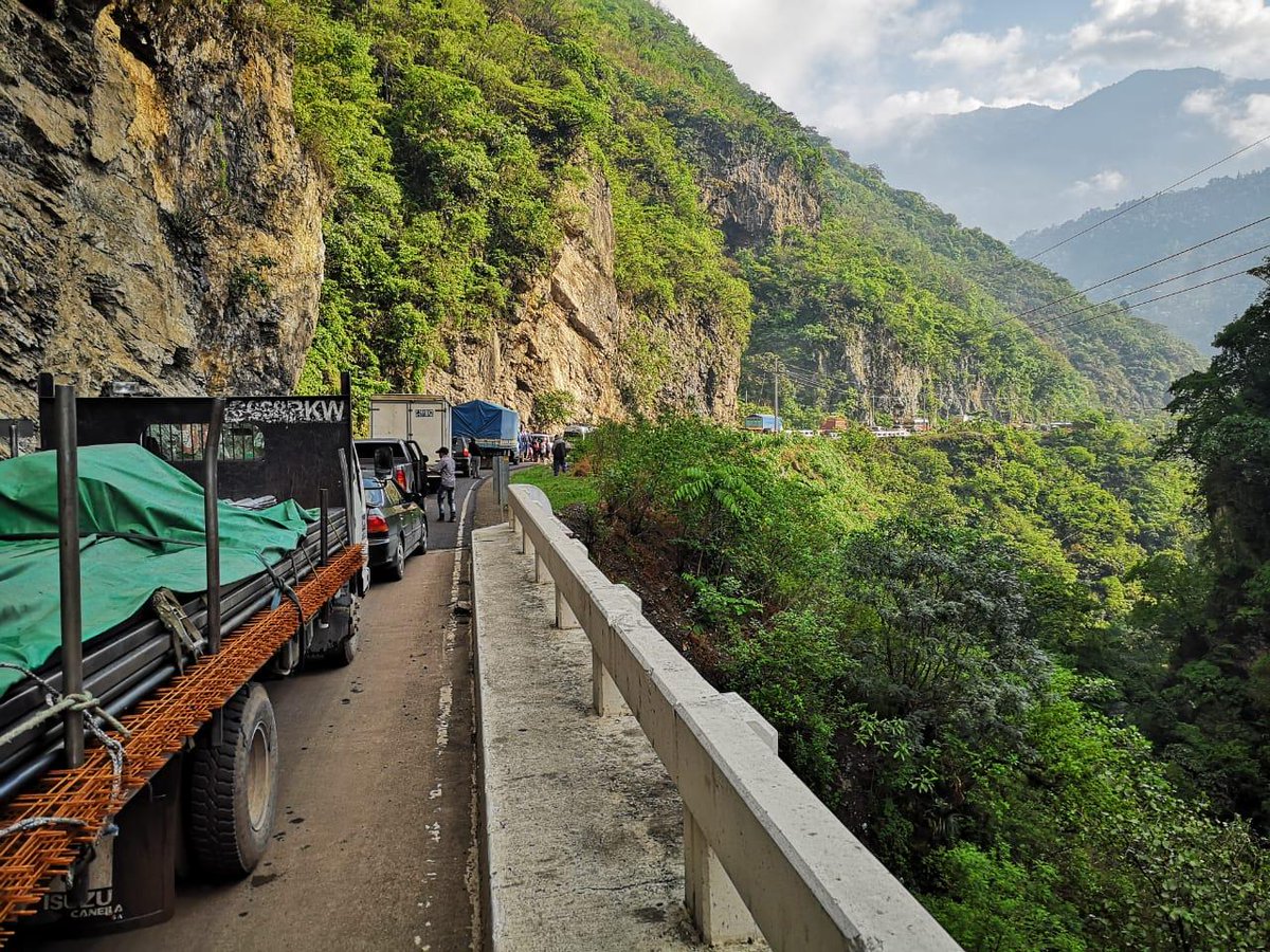 Fila de vehículos por el bloqueo en el kilómetro 301 de la ruta Interamericana, en Huehuetenango. (Foto Prensa Libre: Cortesía Fausto González Cano).

