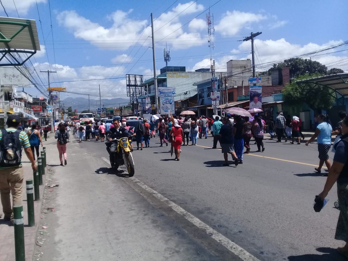 Vecinos se manifiestan en San Miguel Petapa. (Foto Prensa Libre: La Red).

