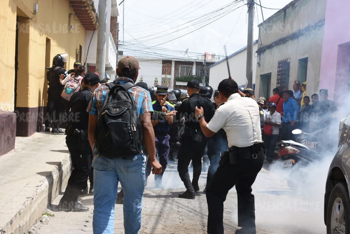 Pobladores de La Unión inconformes con resultados de las alecciones se enfrentan a la PNC. (Foto Prensa Libre: Mario Morales). 