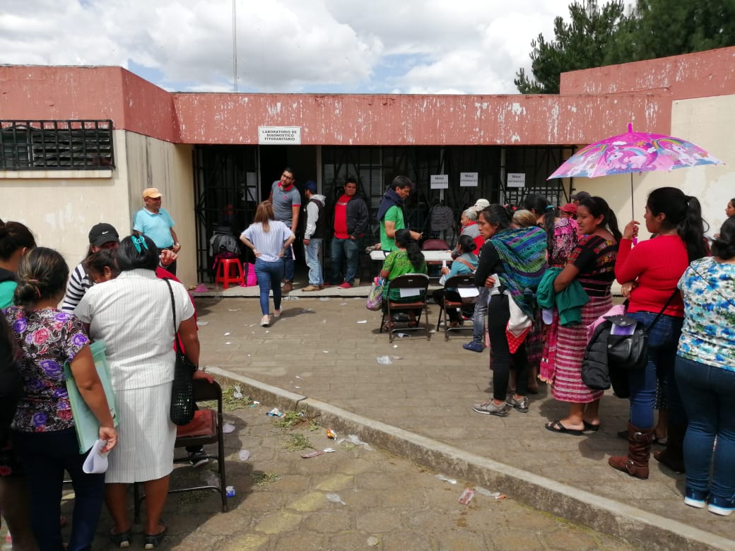 Este lunes se entregaron cupones de Q200 a beneficiados por el hambre estacionaria en Quetzaltenango. (Foto Prensa Libre: María Longo) 