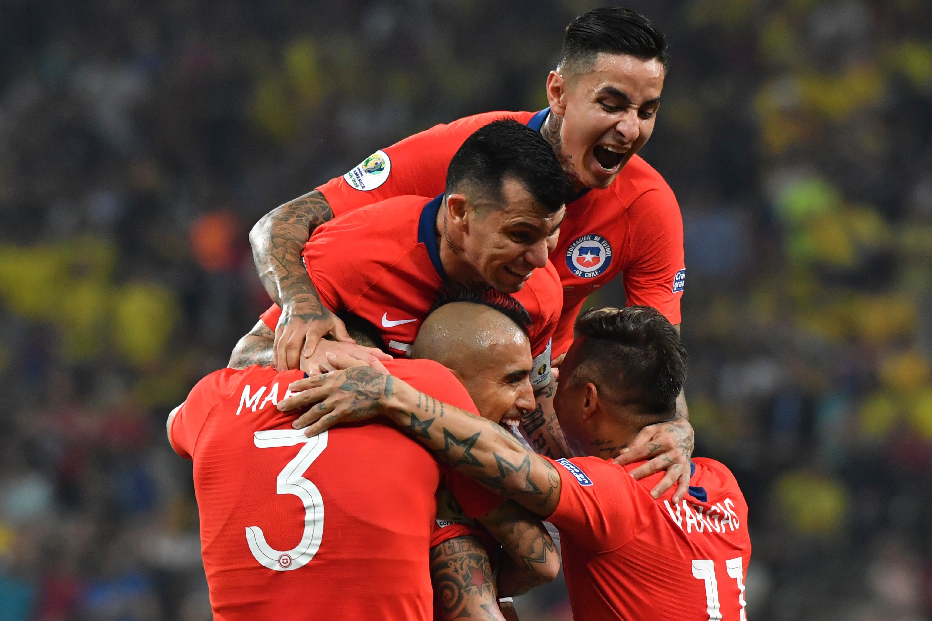 Los jugadores de Chile, celebran el triunfo después de vencer a Colombia por la vía de los penaltis. (Foto Prensa Libre: AFP)