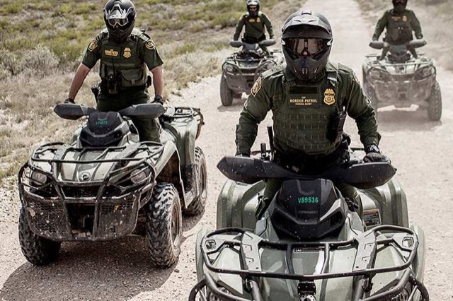 Agentes de la Patrulla Fronteriza durante sus labores de reconocimiento en una fotografía de archivo. (Foto Prensa Libre: @CBPSanDiego)