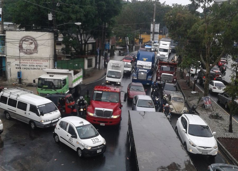 Congestionamiento en ruta al Atlántico. (Foto Prensa Libre: @CordovaAracely).