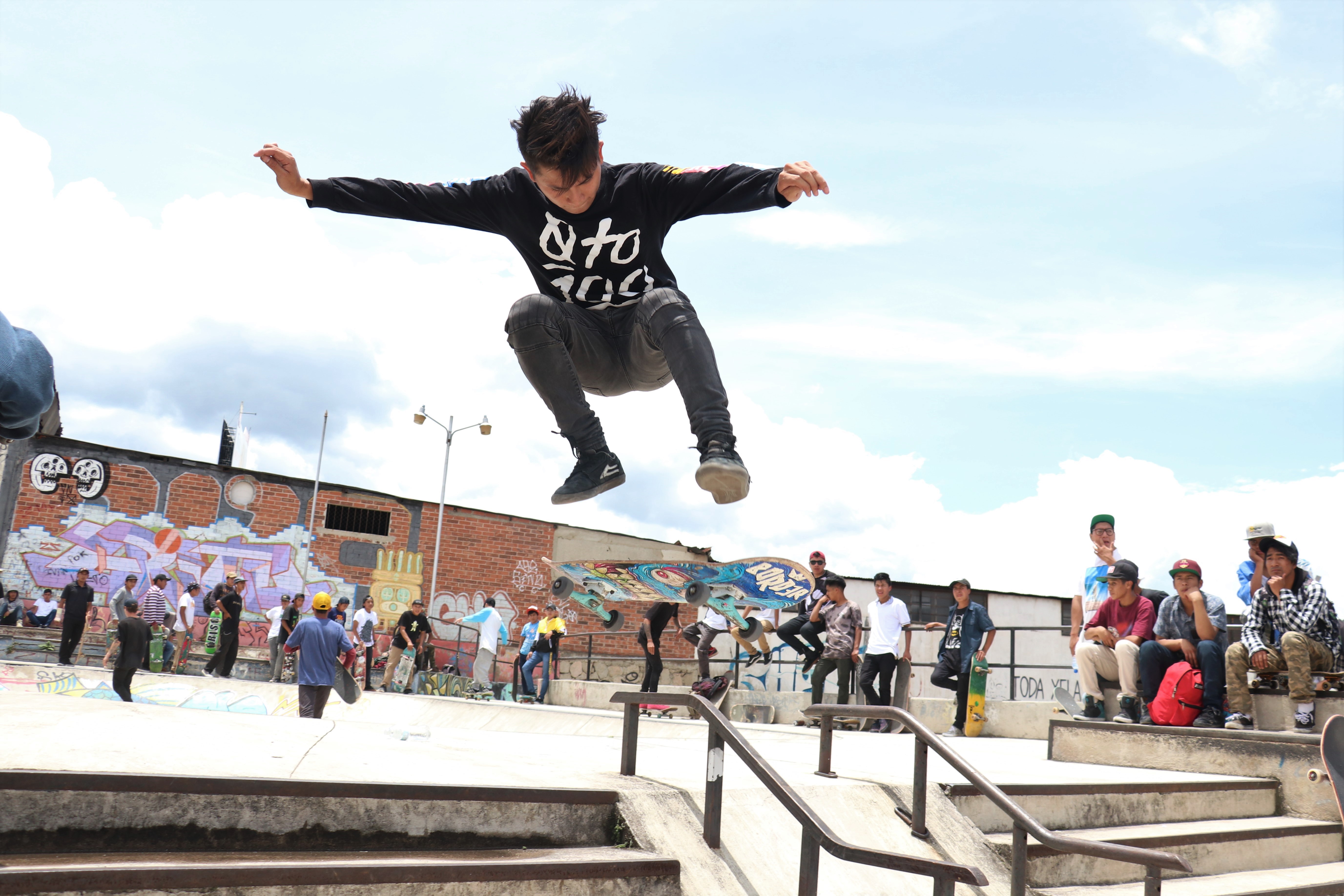 Los skater realizaron sus mejores rutinas para ganar los primeros lugares de la competencia regional de patineta. (Foto Prensa Libre: Raúl Juárez)