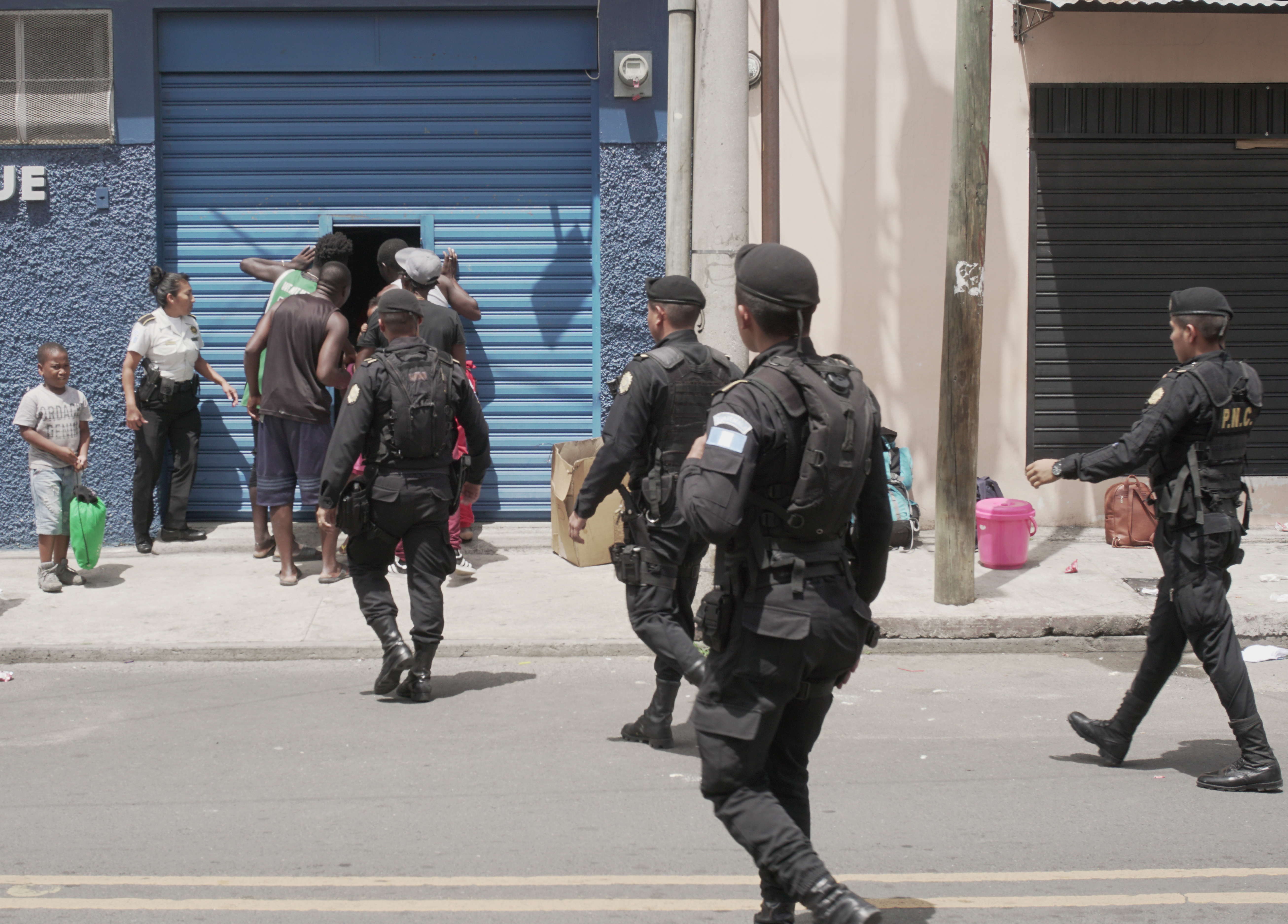 La Policía Nacional Civil se presentó al albergue de Migración en la zona 5 debido a una protesta de migrantes. Foto Prensa Libre: Luisa Laguardia.