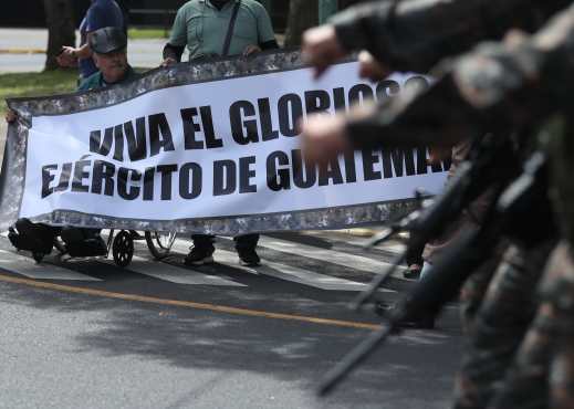 Varias personas salieron a apoyar al Ejército. Foto Prensa Libre: Esbin García