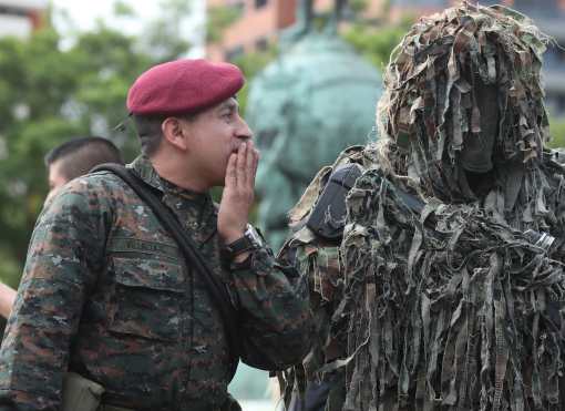 En la avenida Las Américas hubo una demostración de los trajes que utilizan las fuerzas de seguridad. Foto Prensa Libre: Esbin García