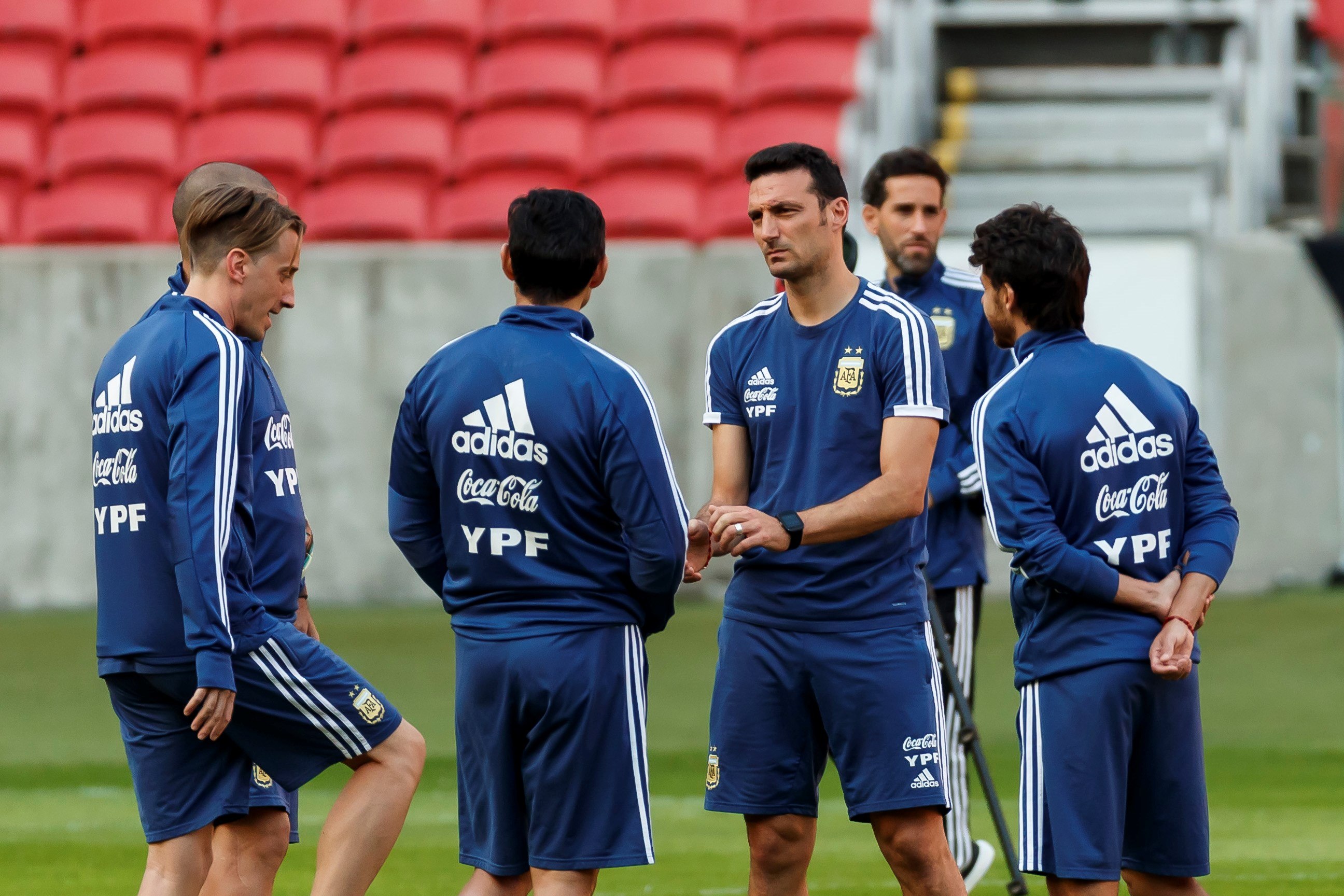 El entrenador de la selección de futbol de Argentina, Lionel Scaloni participa en un entrenamiento en el estadio Beira Río de la ciudad de Porto Alegre (Brasil). (Foto Prensa Libre: EFE).