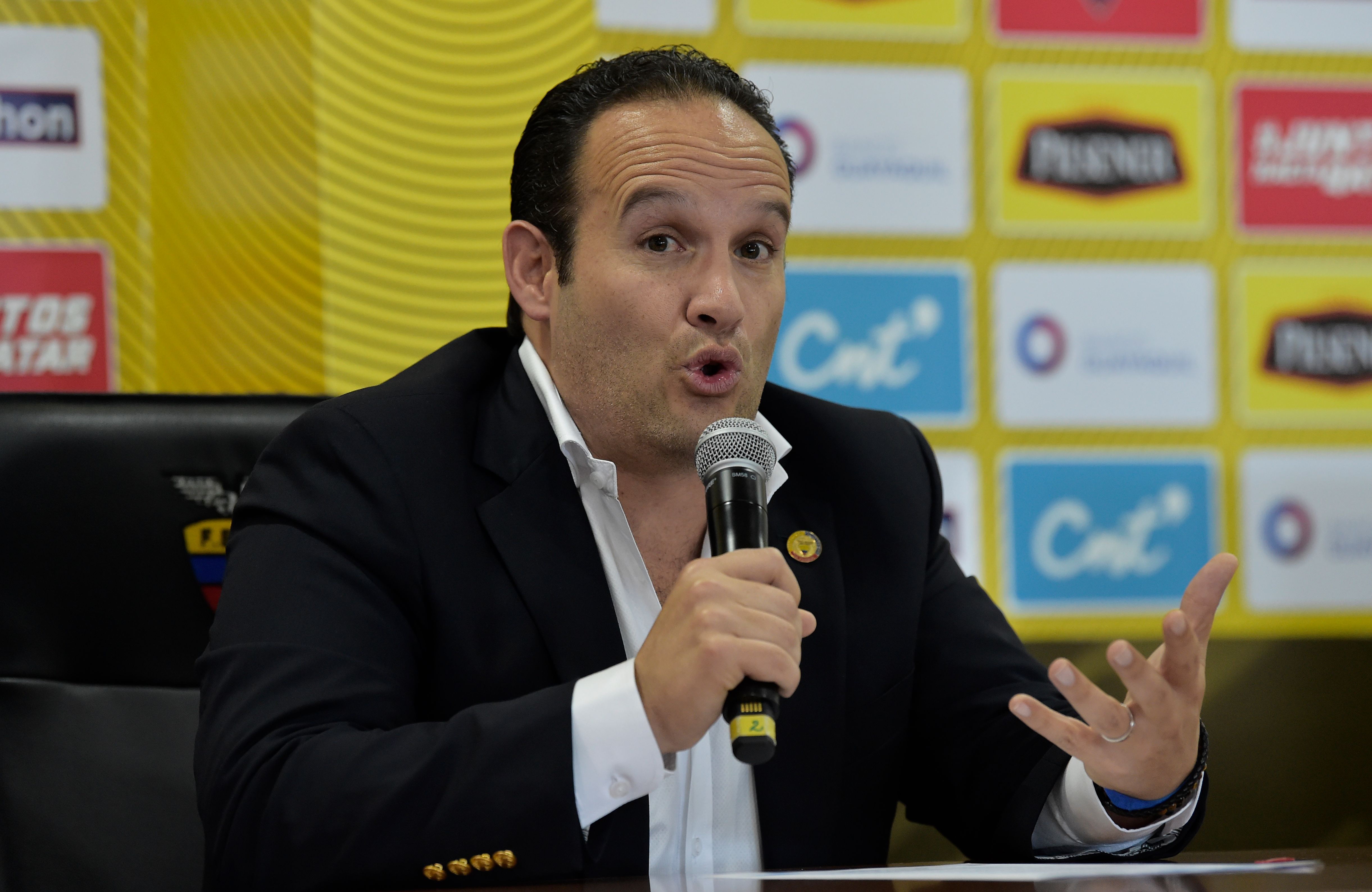 Francisco Egas, presidente de la FEF, ofrece una conferencia de prensa, después de la reciente eliminación de Ecuador, de la Copa América. (Foto Prensa Libre: AFP).