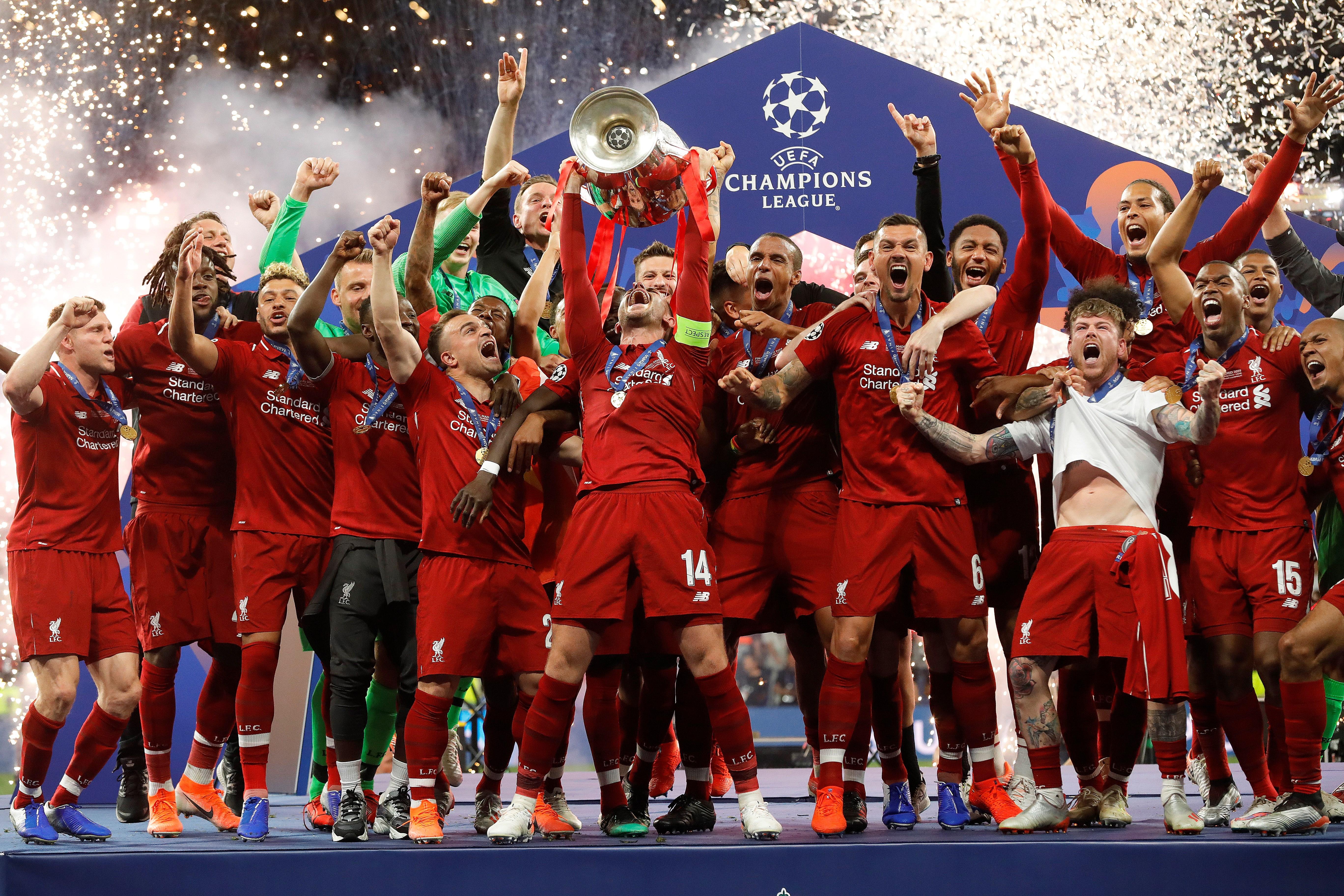 Los jugadores del Liverpool levantan la Copa de Europa tras vencer en la final al Tottenham por 2-0 disputada esta noche en el estadio Wanda Metropolitano, en Madrid. (Foto Prensa Libre: EFE)