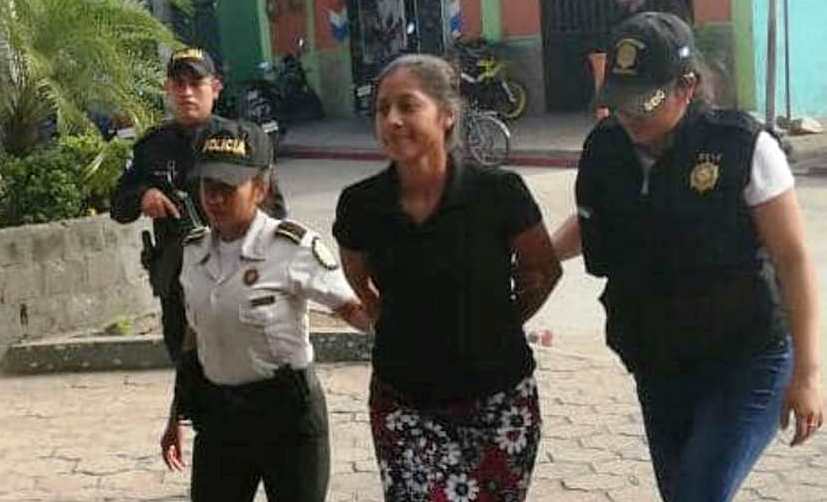 Hebelí Magalí Sandoval Escobar, procesada por trata de personas, es trasladada por agentes de la PNC al Juzgado de Instancia Penal de Coatepeeque, Quetzaltenango. (Foto Prensa Libre: Cortesía) 