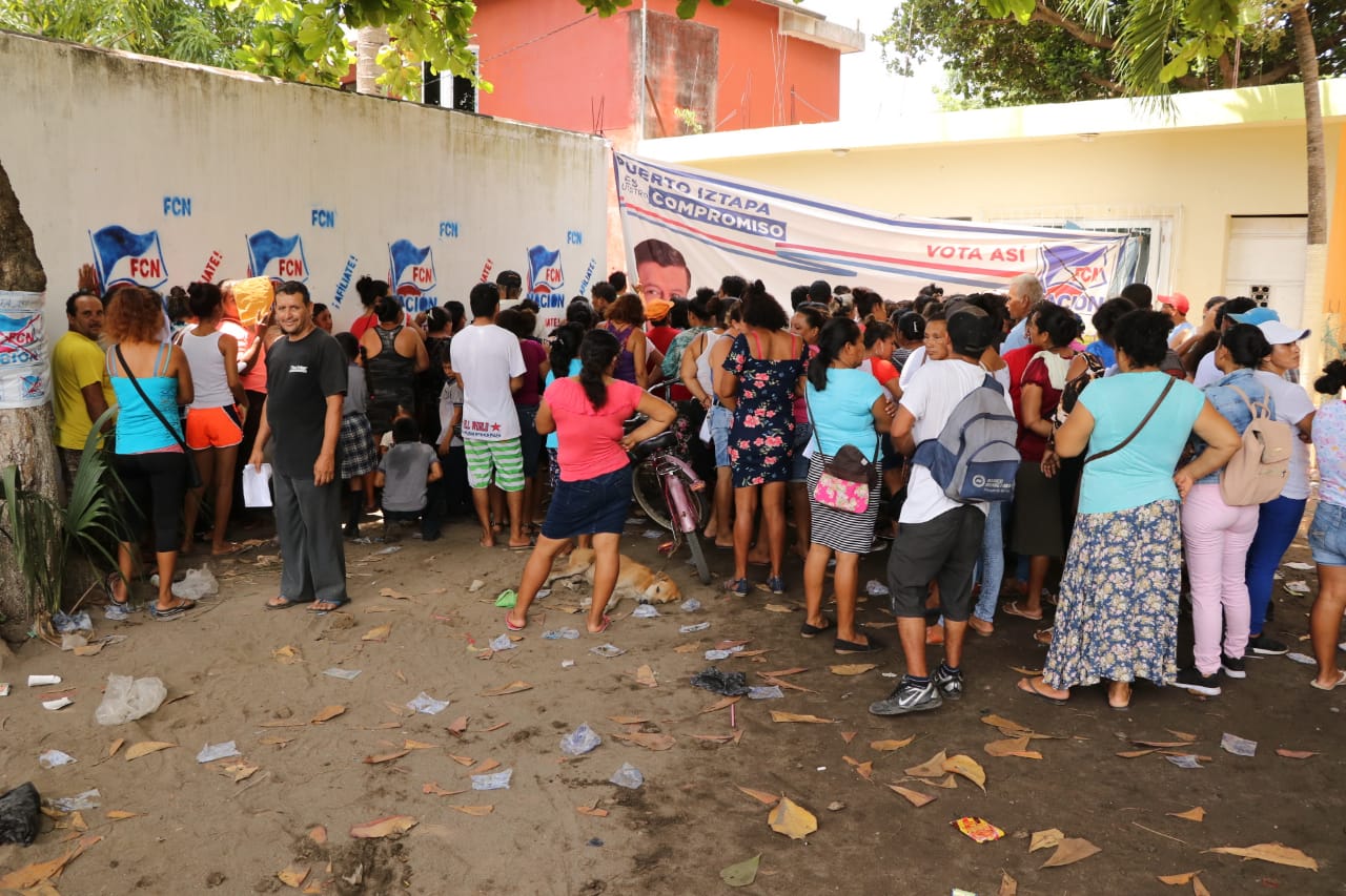 Entrega de cupones de alimentos en Iztapa, Escuintla. (Foto Prensa Libre: Carlos Paredes).