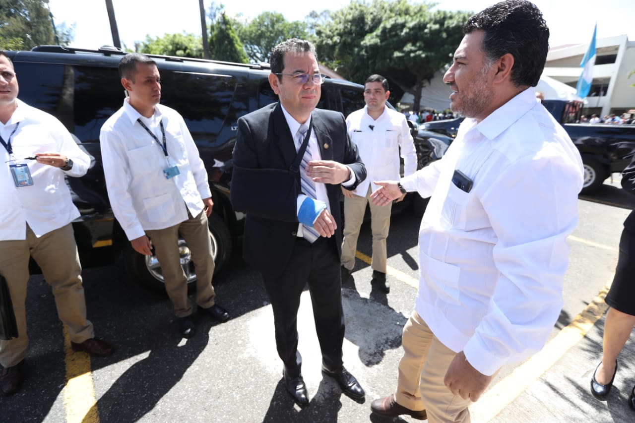 El presdiente Jimmy Morales llega al Ministerio de Ambiente para entregar la Orden Presidencial de Medio Ambiente. (Foto Prensa Libre: Esbin García)