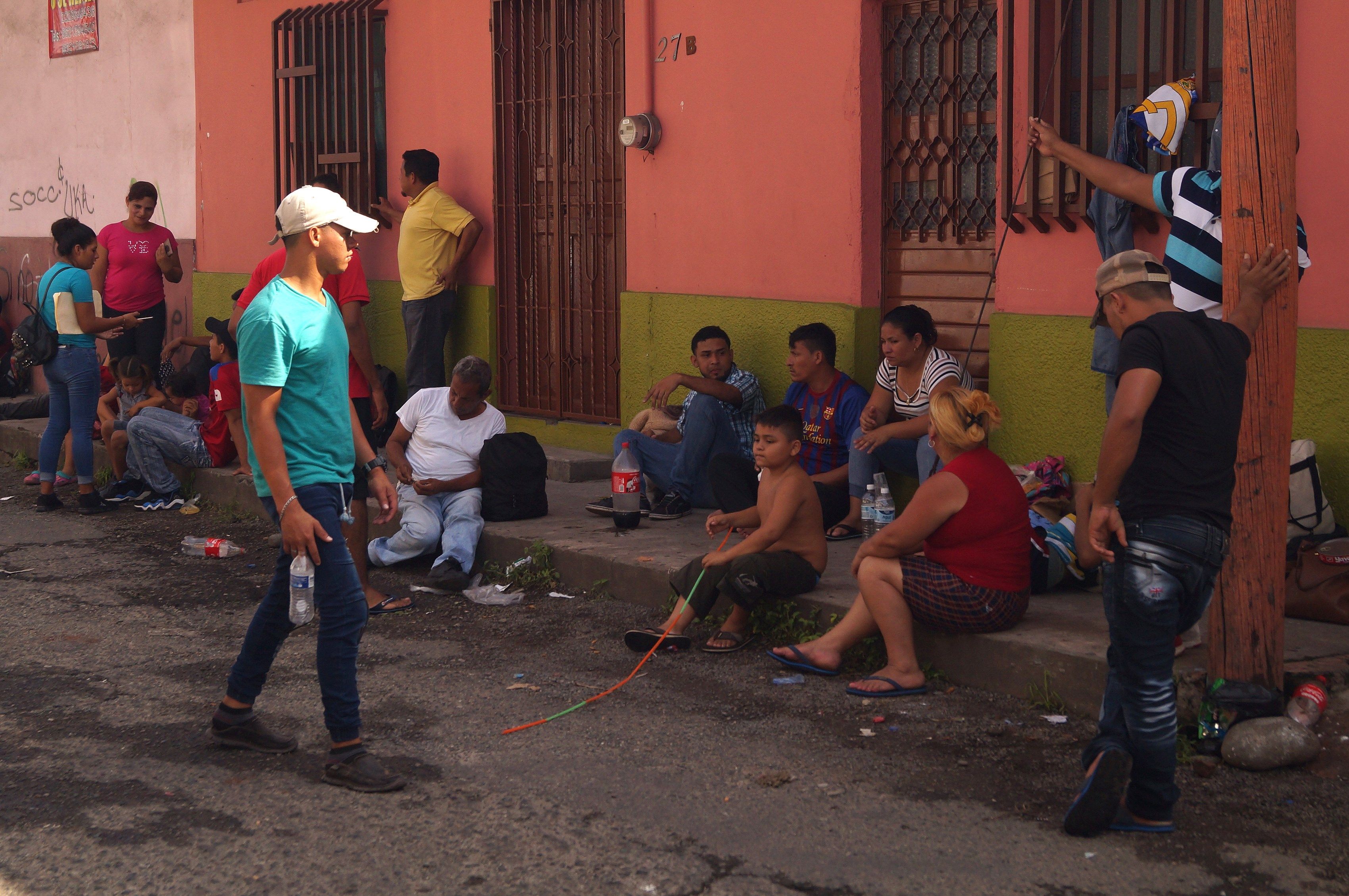 Pese al endurecimiento de las normas migratorias, miles siguen cruzando el país para llegar a México y entregarse a las autoridades de EE. UU. (Foto Prensa Libre: EFE)